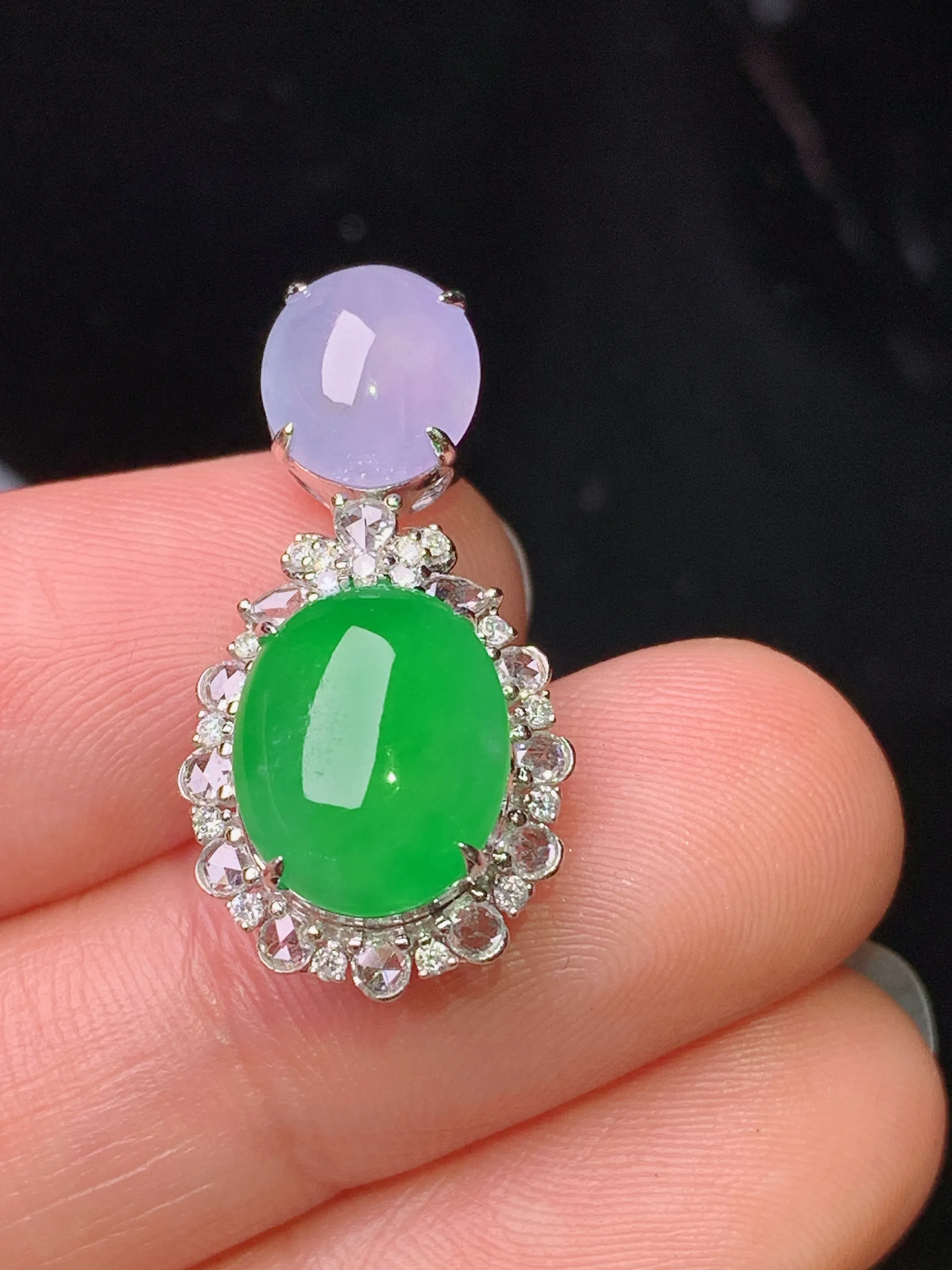 18k金钻镶嵌满绿蛋面吊坠 玉质细腻 色泽清新艳丽 整体尺寸25.8*13*9