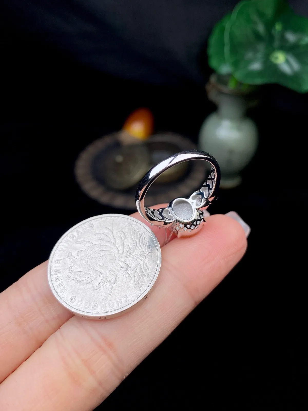 【冰种黄蛋面戒指】质地细腻，饱满度很好，晶莹剔透，18k金钻镶嵌，裸石尺寸9.6*9.3*4.1毫米