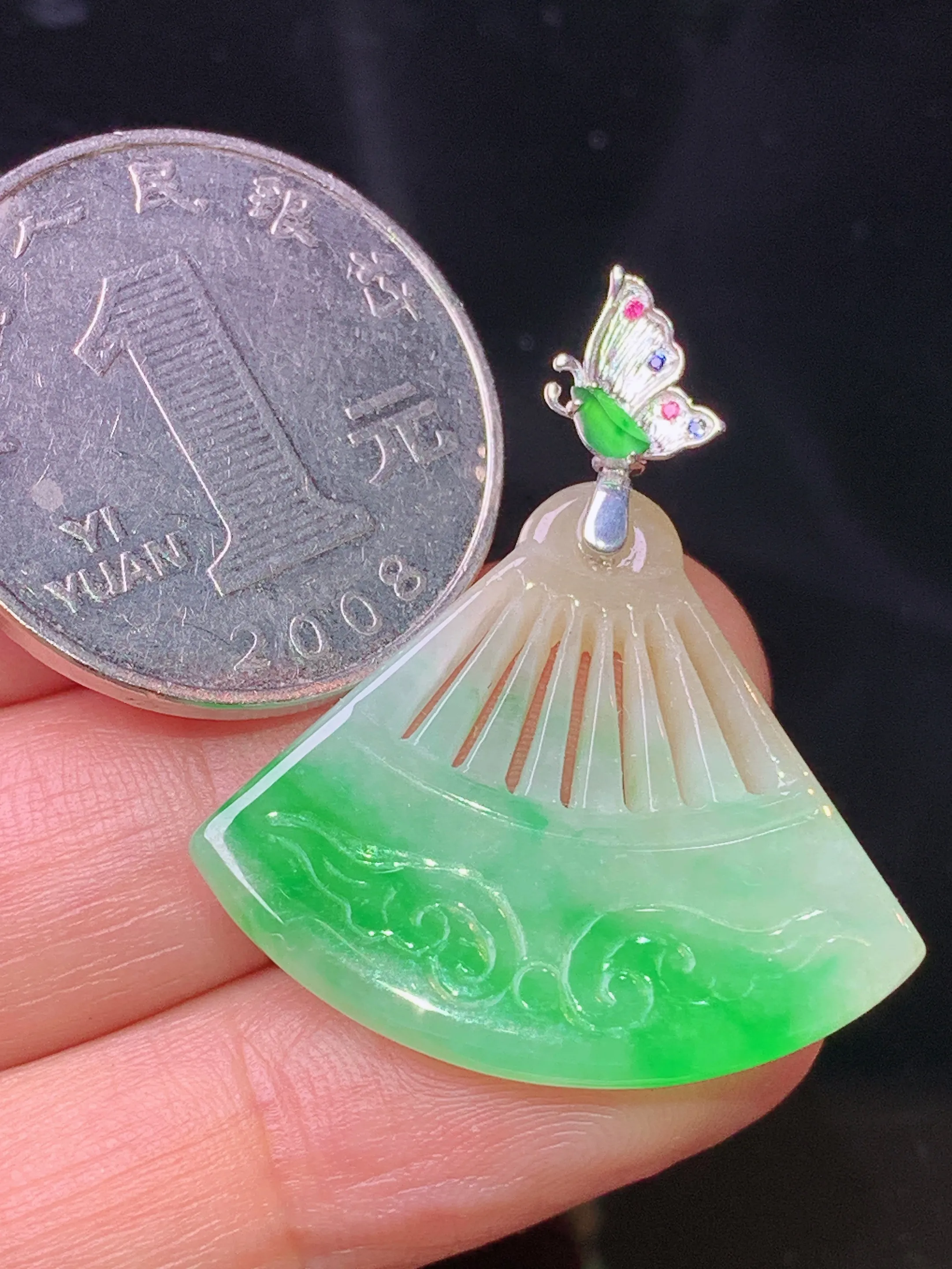 18k金镶嵌飘绿扇形吊坠 玉质细腻 色泽清新艳丽 整体尺寸32.8*28.3*4.2