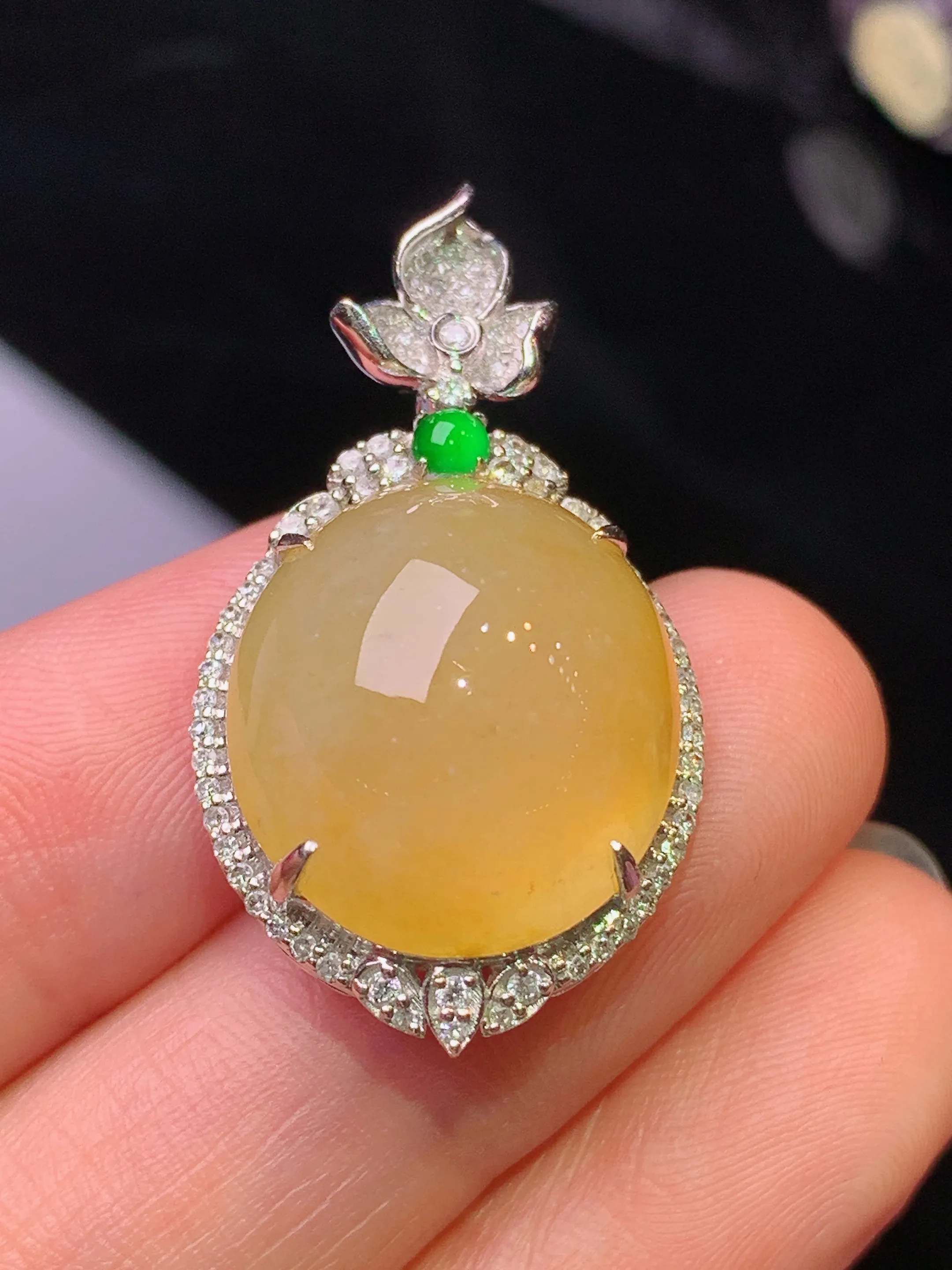 18k金钻镶嵌黄翡蛋面吊坠 玉质细腻 色泽清新艳丽 整体尺寸32.3*18.2*12