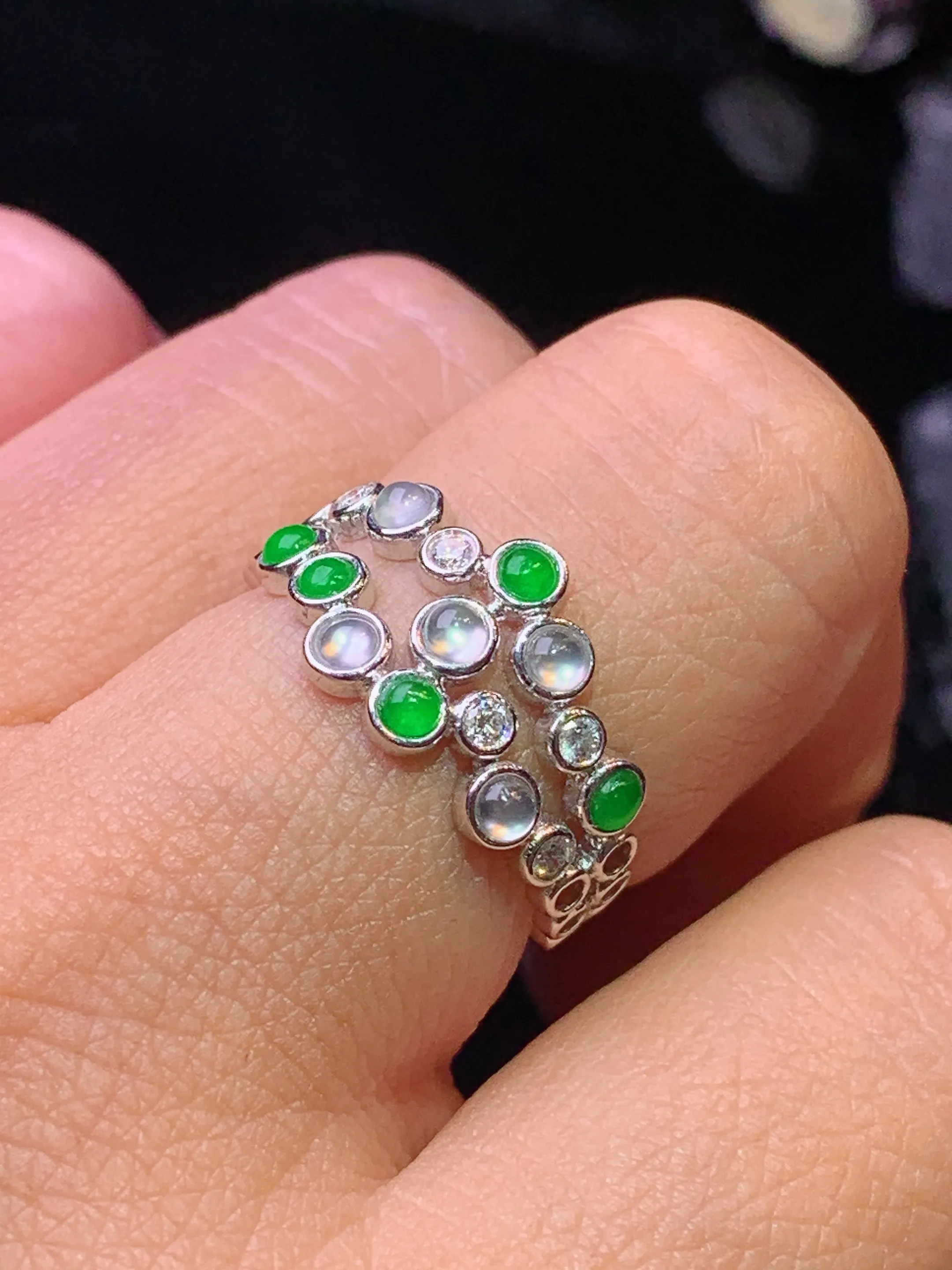 18k金钻镶嵌冰绿蛋面组合戒指 玉质细腻 色泽清新艳丽 圈口14 整体尺寸2.3*2