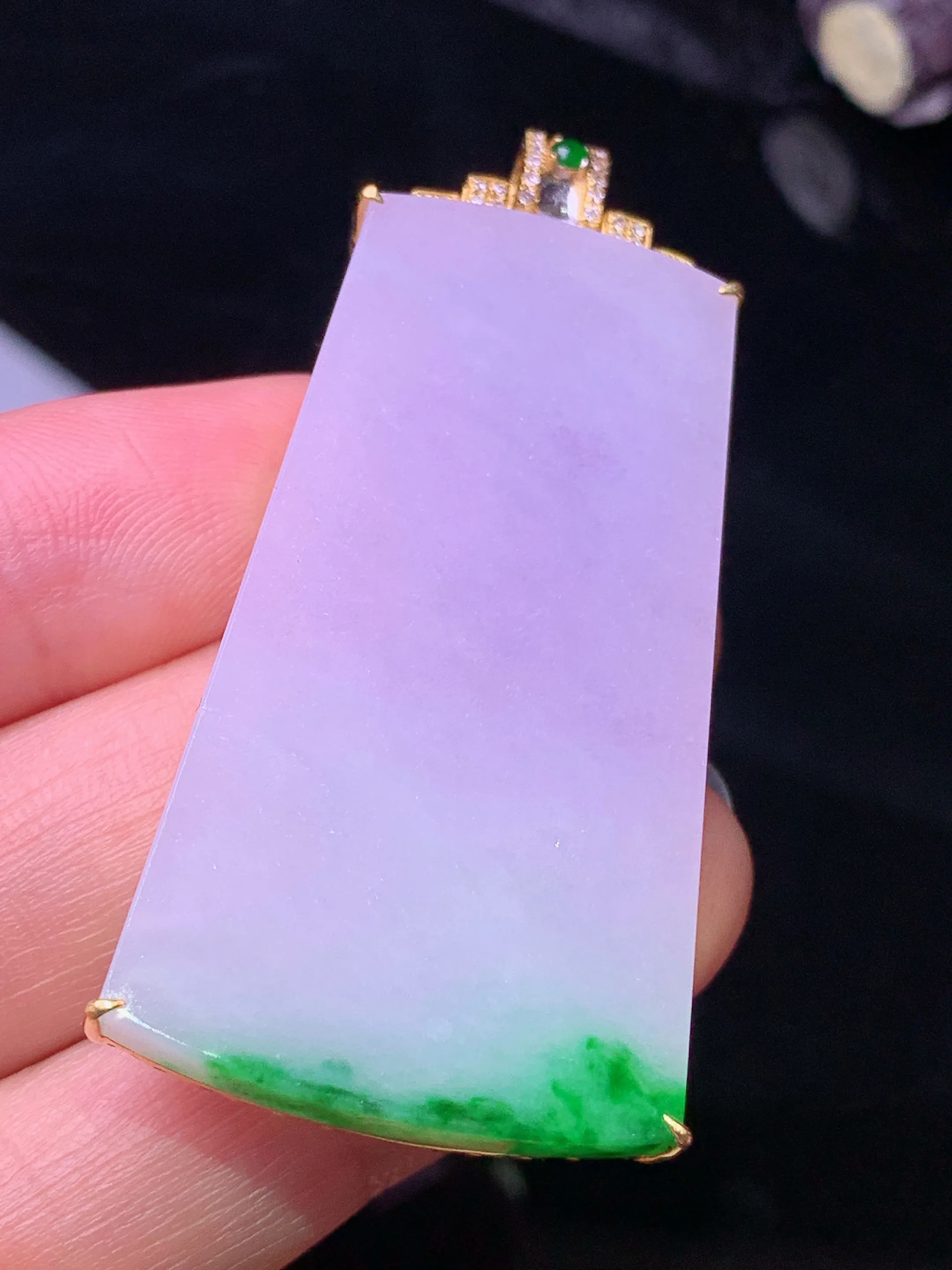 18k金钻镶嵌紫罗兰飘绿无事牌吊坠 玉质细腻 色泽清新艳丽 整体尺寸53.3*25*6.8