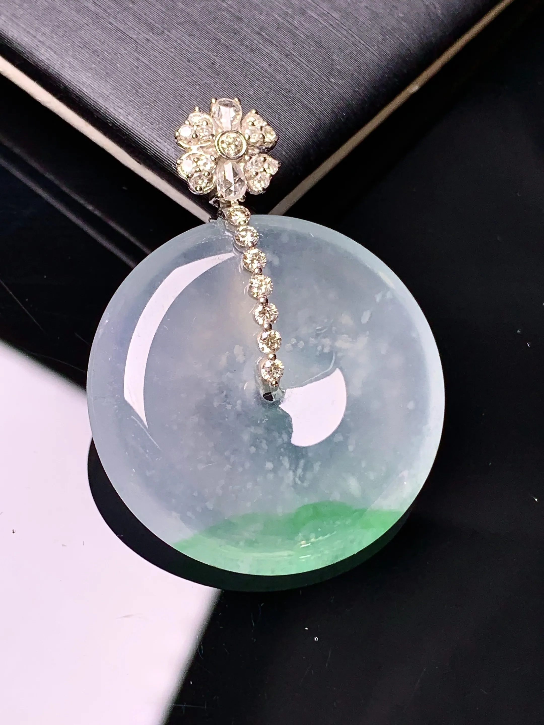 18k金钻镶嵌冰种平安扣吊坠 玉质细腻 色泽清新艳丽 整体尺寸35*26.5*5.5