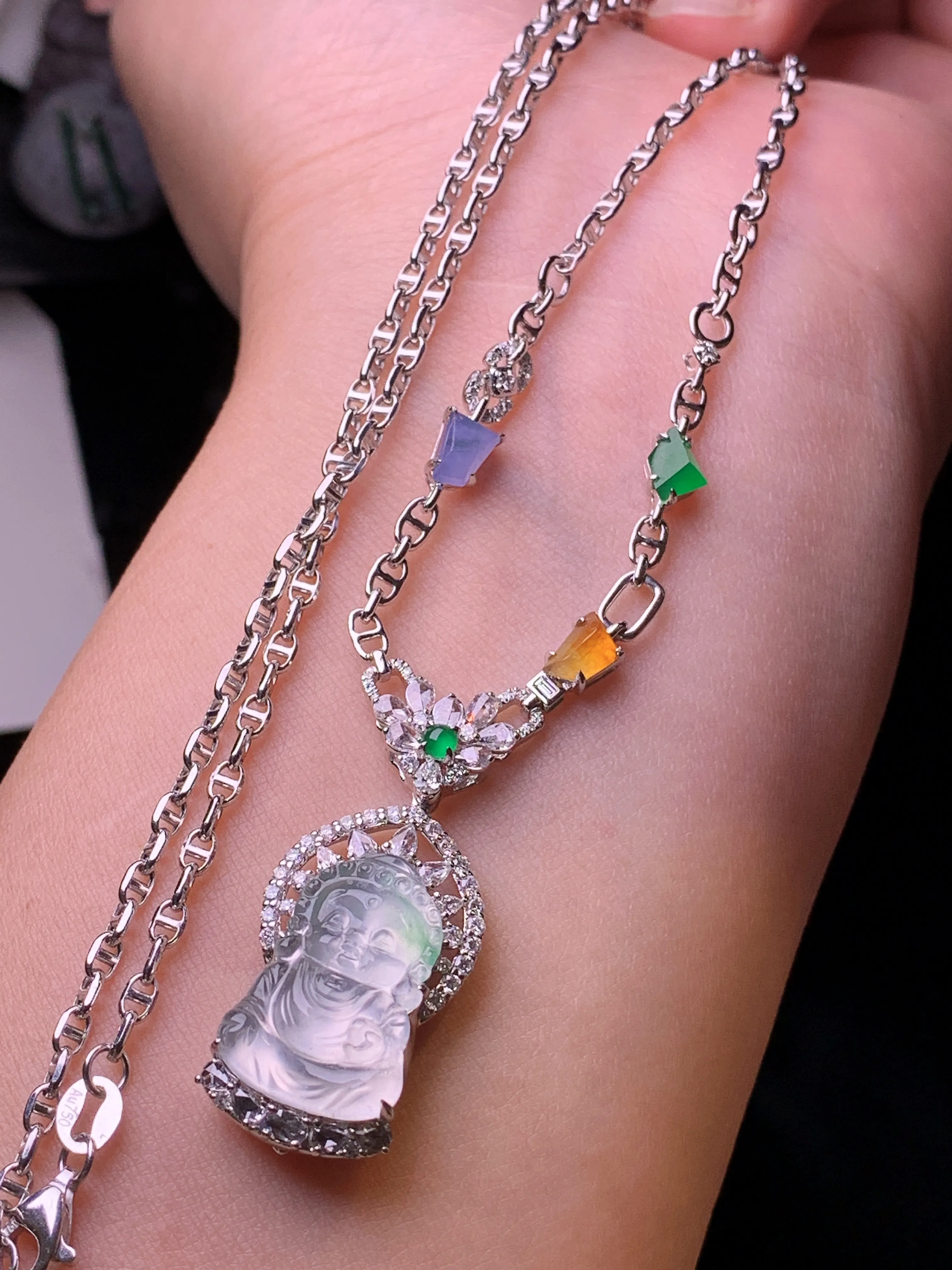 18k金钻镶嵌冰种宝宝观音吊坠 玉质细腻 色泽清新艳丽 整体尺寸33.5*14.3*8