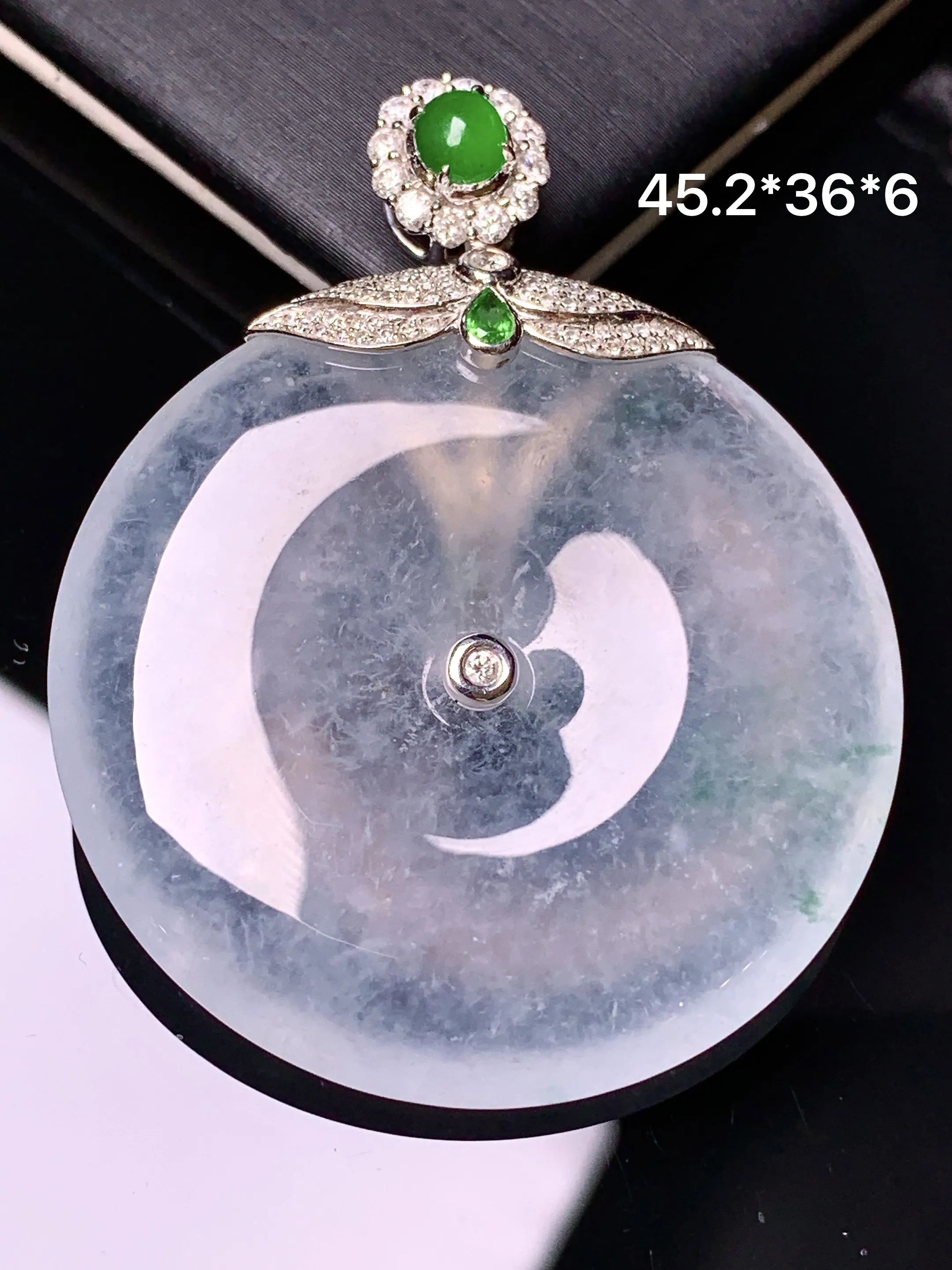 18k金钻镶嵌冰种平安扣吊坠 玉质细腻 色泽清新艳丽 整体尺寸45.2*36*6