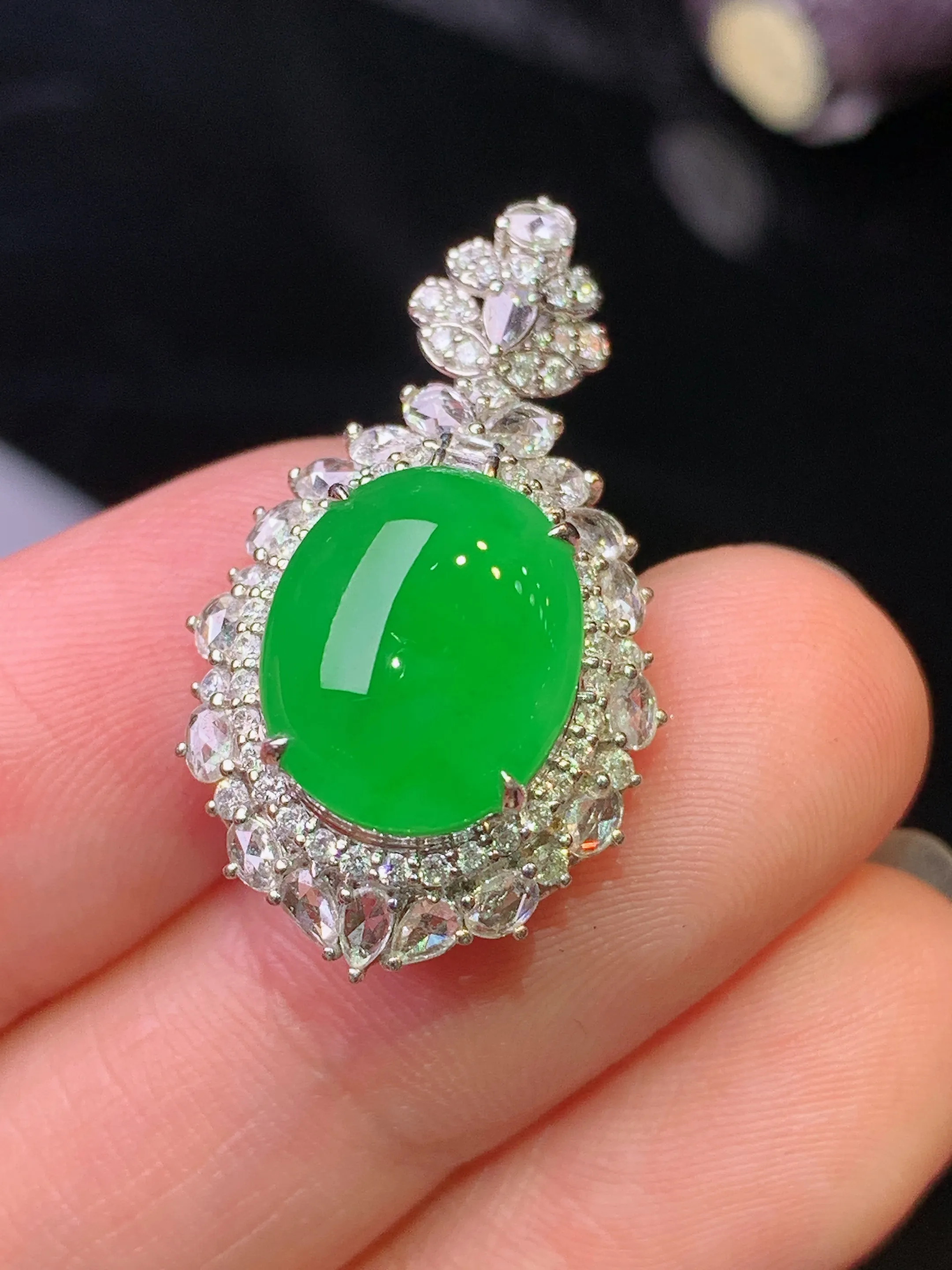 18k金钻镶嵌满绿蛋面吊坠 玉质细腻 色泽清新艳丽 整体尺寸27.7*16*12