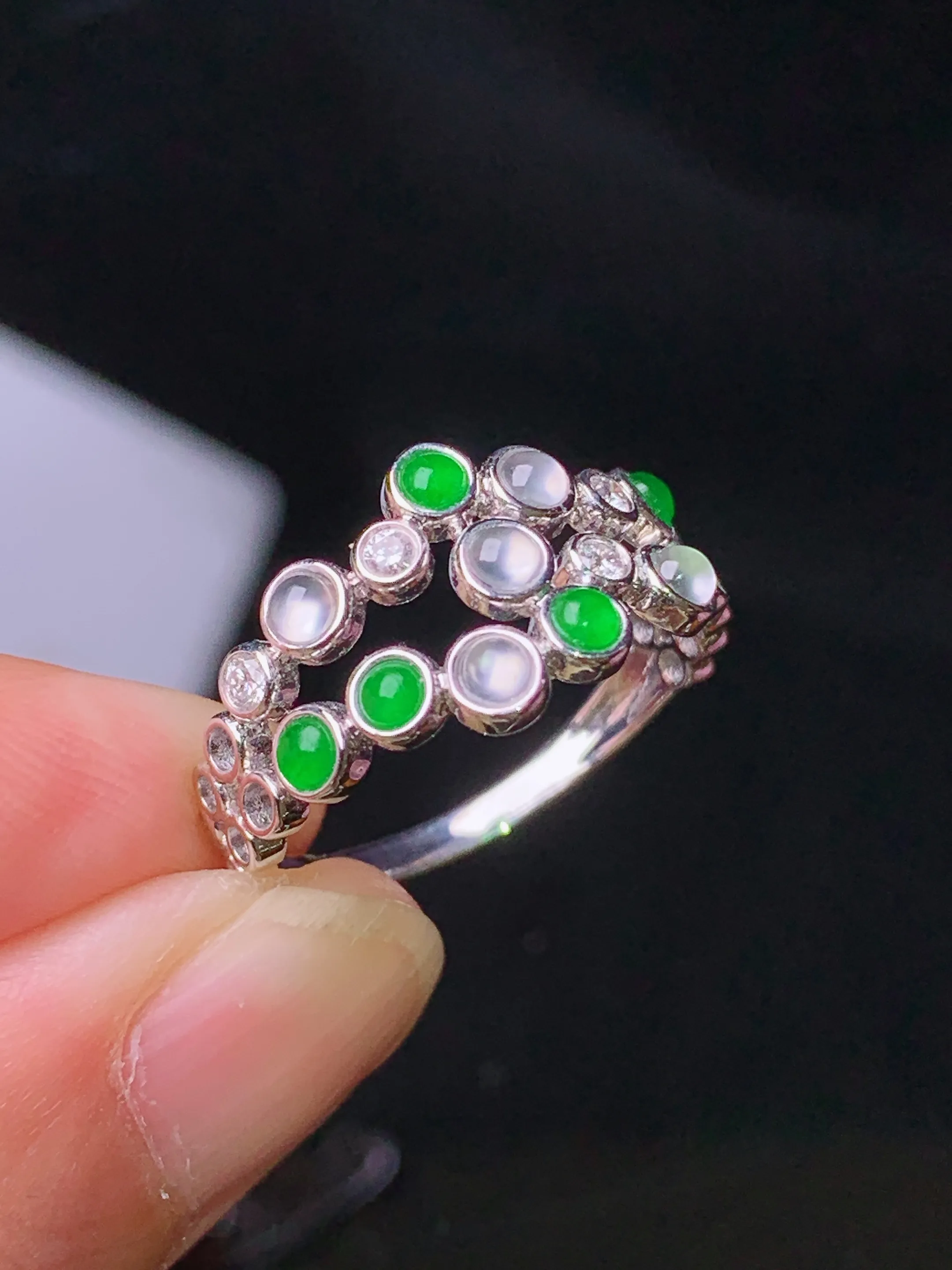 18k金钻镶嵌冰绿蛋面组合戒指 玉质细腻 色泽清新艳丽 圈口14 整体尺寸2.3*2