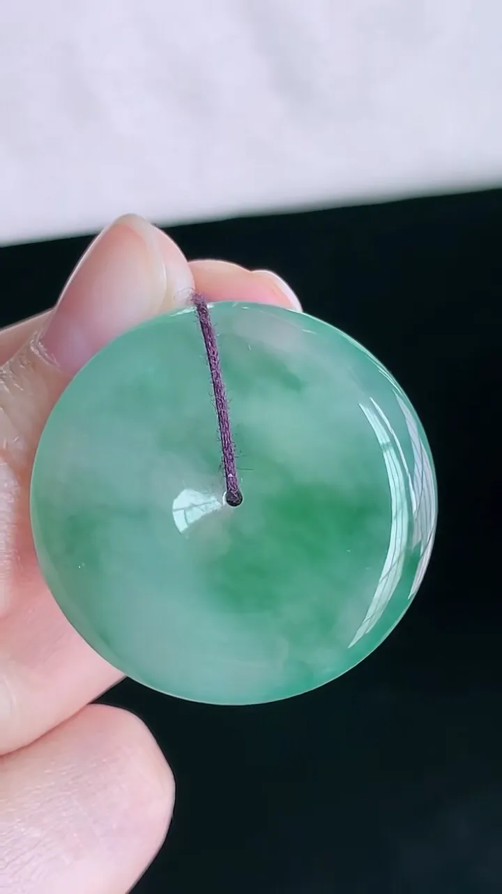 【翡翠名称】老坑种冰飘花大平安扣吊坠
【翡翠尺寸】直径厚度32.8/5.7mm
【翡翠描述】宝贝种老水足，玉质细腻，色泽靓丽，性价比高，佩戴效果好！
【其它赠送】权威证书/精美挂绳盒子/支持全国复检