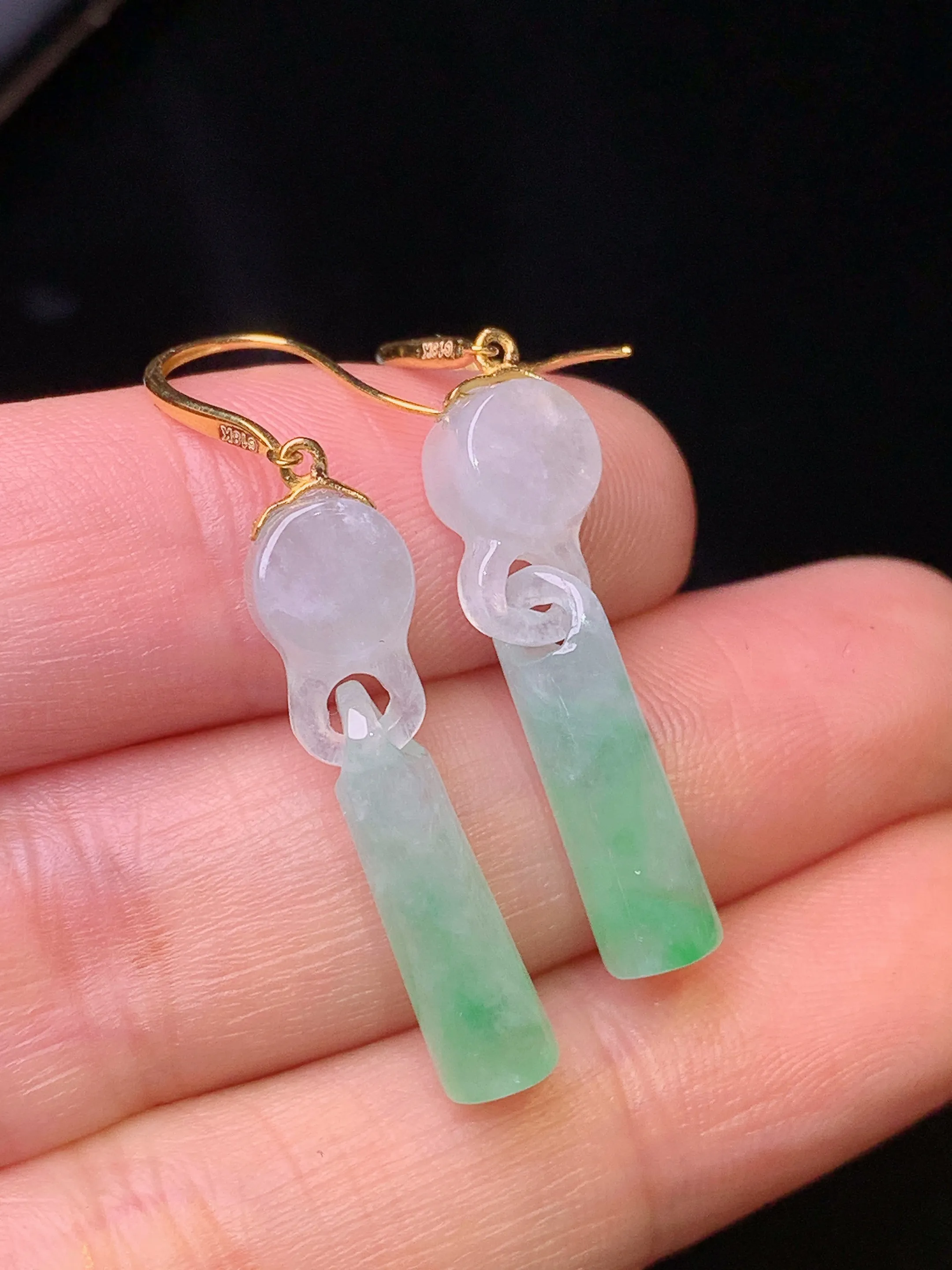 18k金镶嵌飘绿同心锁牌耳坠 玉质细腻 色泽清新艳丽 整体尺寸39.2*4.8*4.8