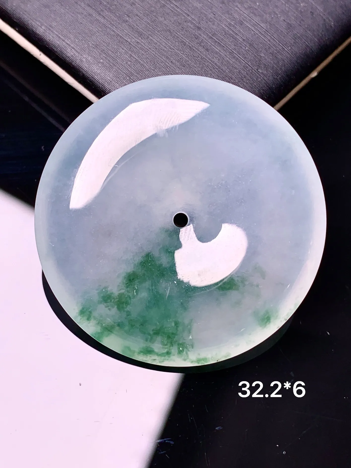 飘绿平安扣吊坠 玉质细腻 色泽清新艳丽 整体尺寸32.2*6