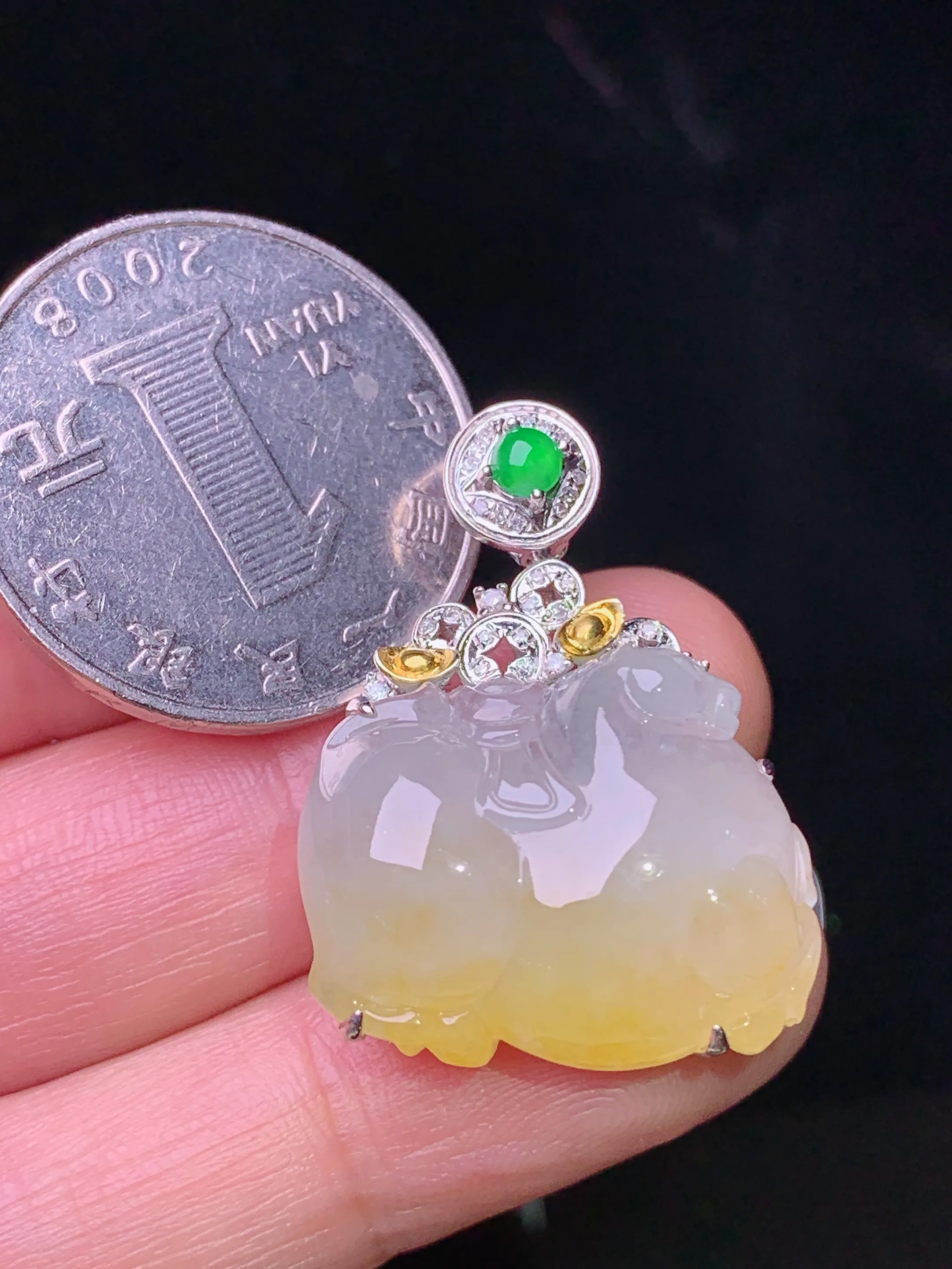 18k金钻镶嵌冰飘黄翡唐马吊坠 玉质细腻 色泽清新艳丽 整体尺寸30.8*22.2*10.2