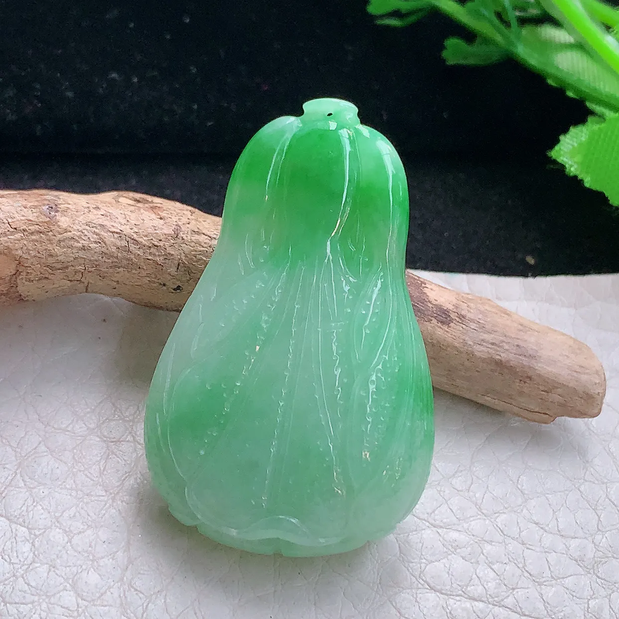 Lz实拍42*27*10.8天然缅甸翡翠冰胶润飘绿小白菜吊坠 八方来财玉坠