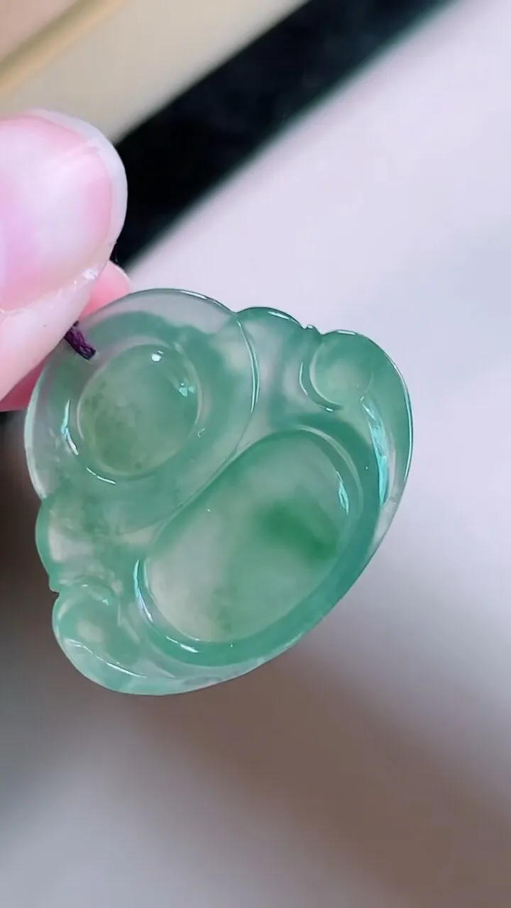 【翡翠名称】老坑种冰飘绿佛公翡翠吊坠
【翡翠尺寸】25.8/29.3/5.2mm
【翡翠描述】宝贝种老水足，玉质细腻，色泽靓丽，性价比高，佩戴效果好！
【其它赠送】权威证书/精美挂绳盒子/支持全国复检