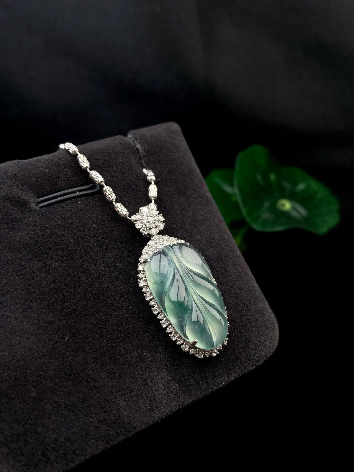 【冰种飘花叶子】金枝玉叶，质地细腻，冰润透亮，光泽出众，18k金钻镶嵌，裸石尺寸23.4*13.8*