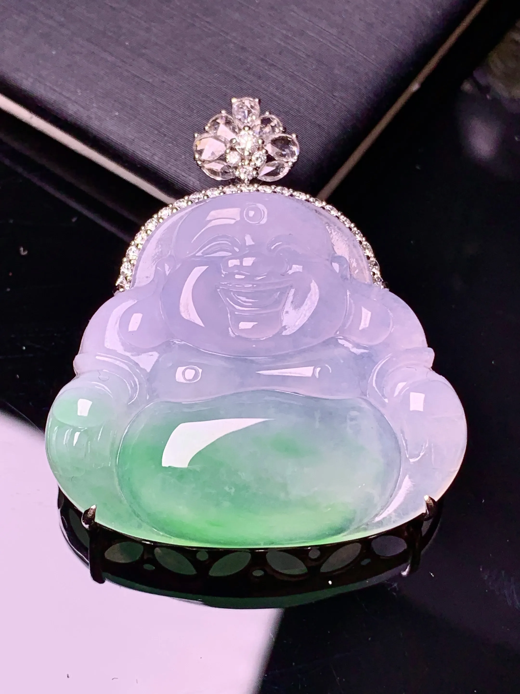 18k金钻镶嵌飘绿佛公吊坠 玉质细腻 色泽清新艳丽 整体尺寸36.8*32*9.8