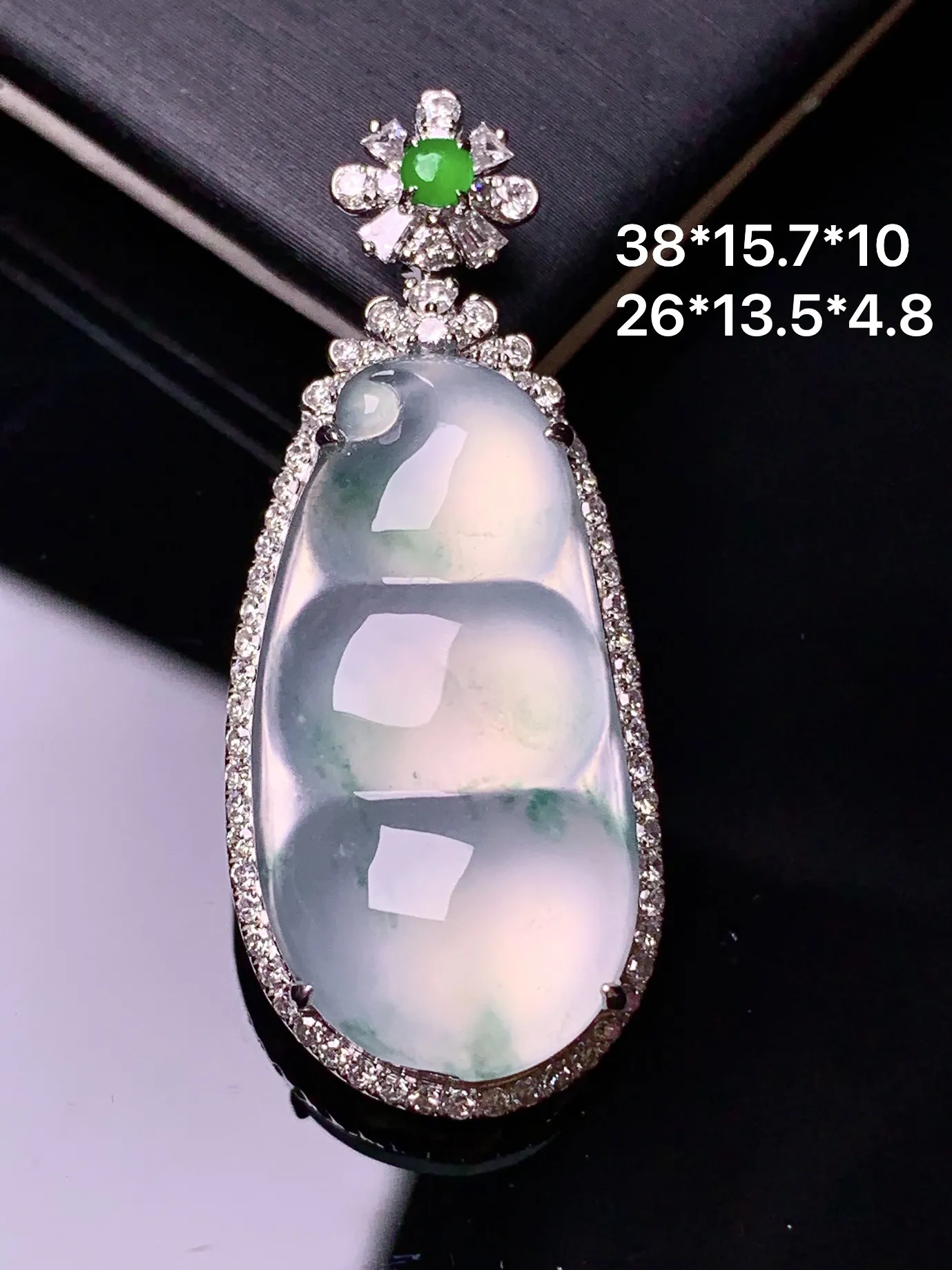 18k金钻镶嵌冰种四季豆吊坠 玉质细腻 色泽清新艳丽 整体尺寸38*15.7*10