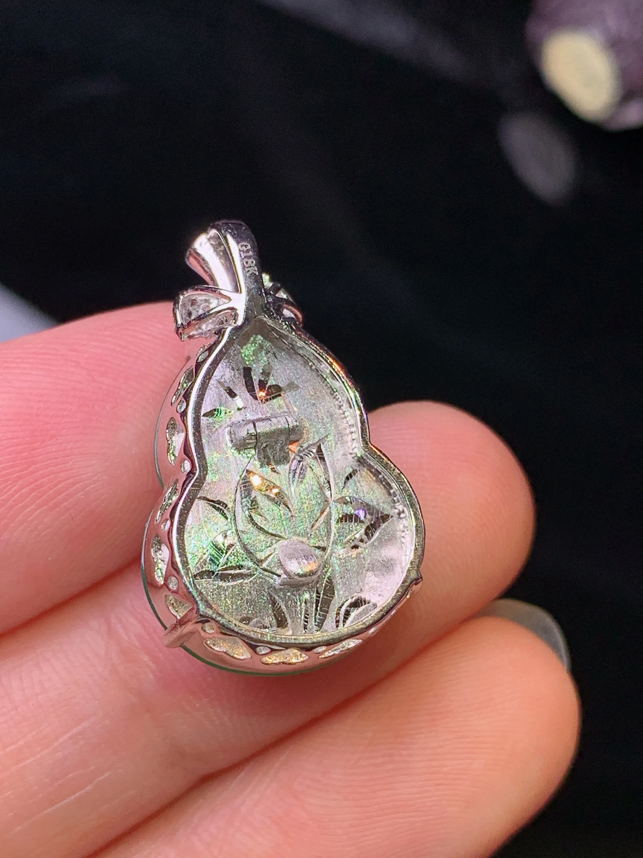 18k金钻镶嵌翠绿葫芦吊坠 玉质细腻 色泽清新艳丽 整体尺寸23.8*14*8.8