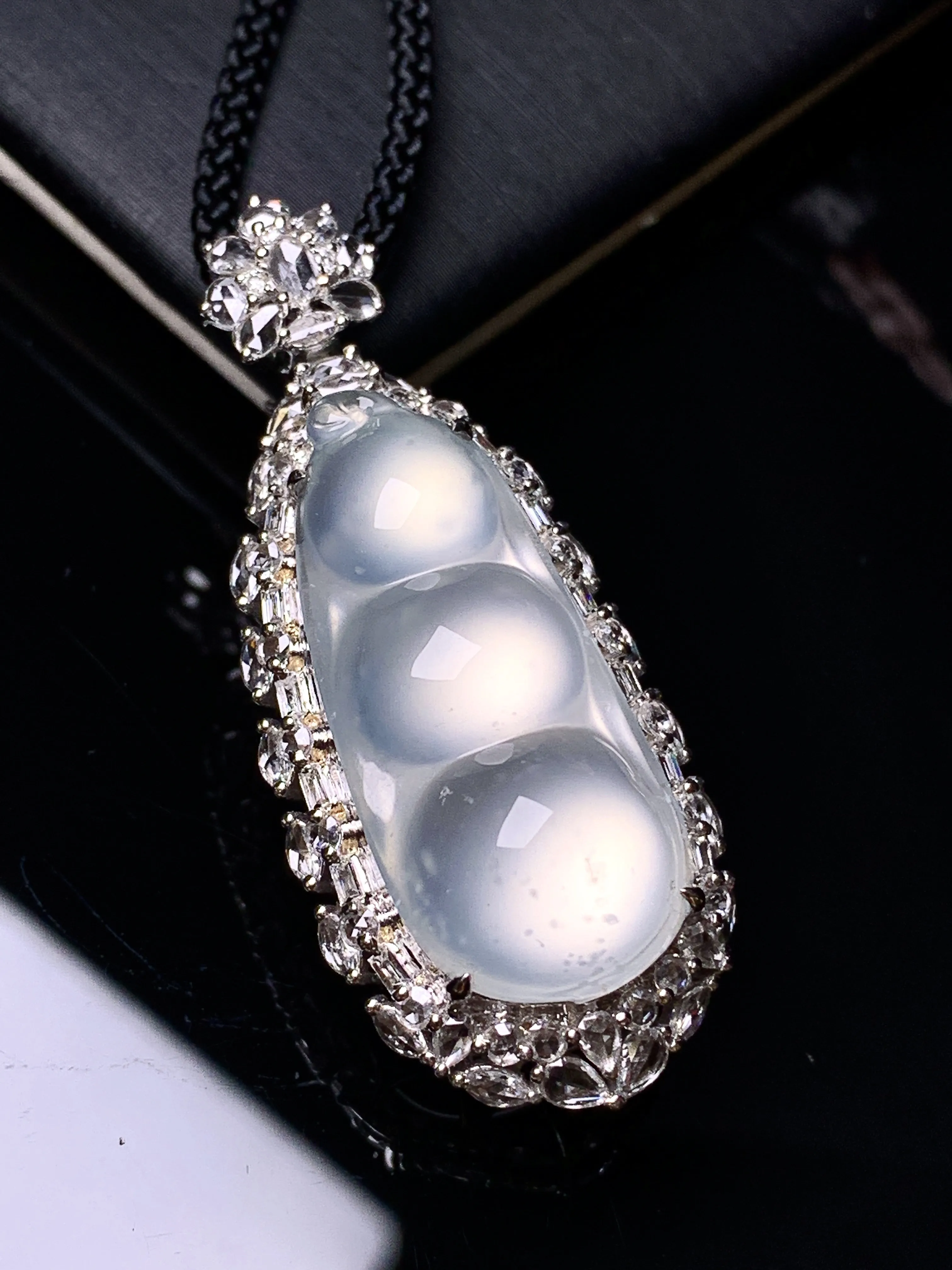 18k金钻镶嵌冰种四季豆吊坠 玉质细腻 色泽清新艳丽 整体尺寸41.3*17*14