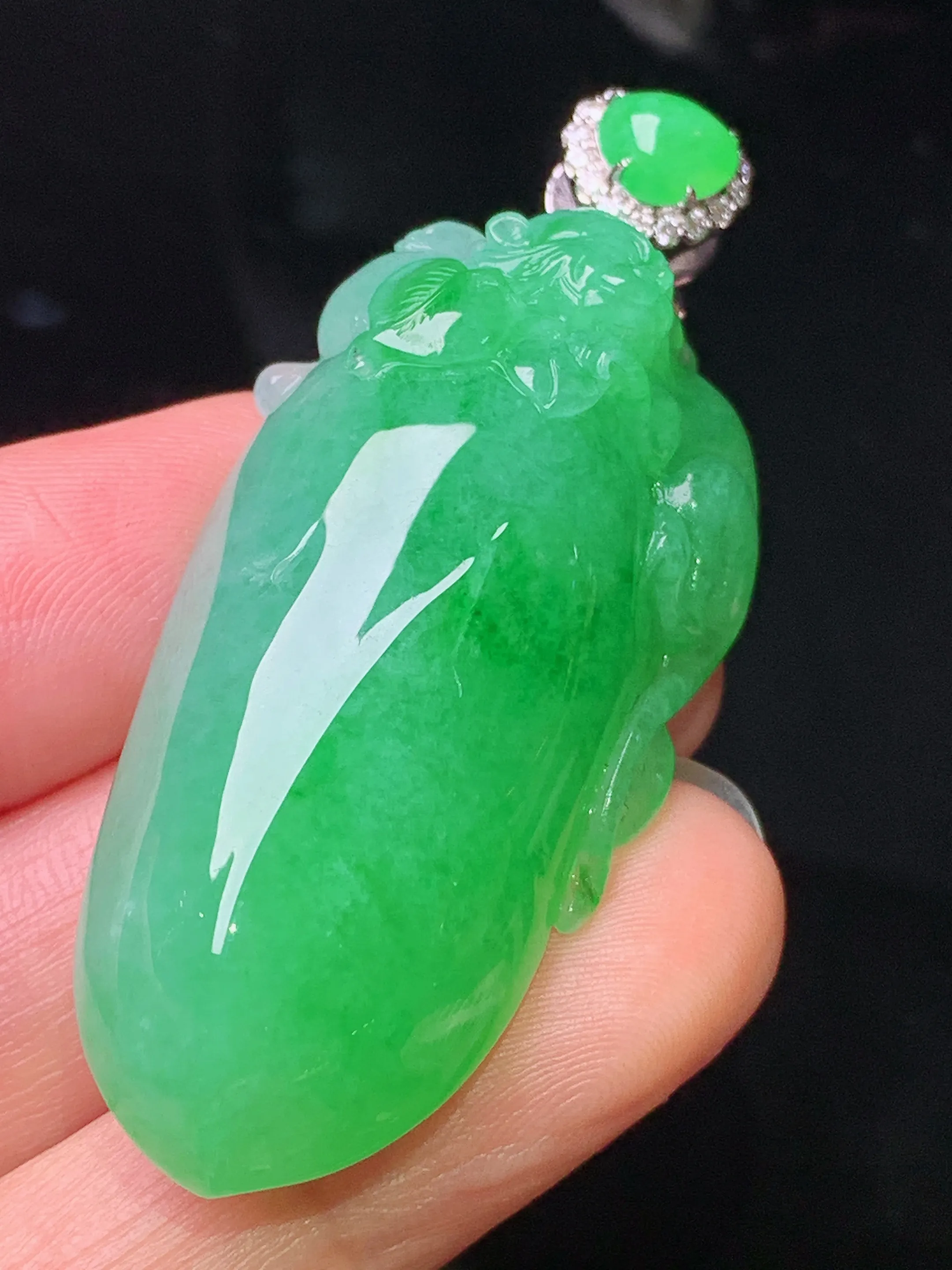 18k金钻镶嵌翠绿福瓜吊坠 玉质细腻 色泽清新艳丽 整体尺寸54.8*23.7*12.8