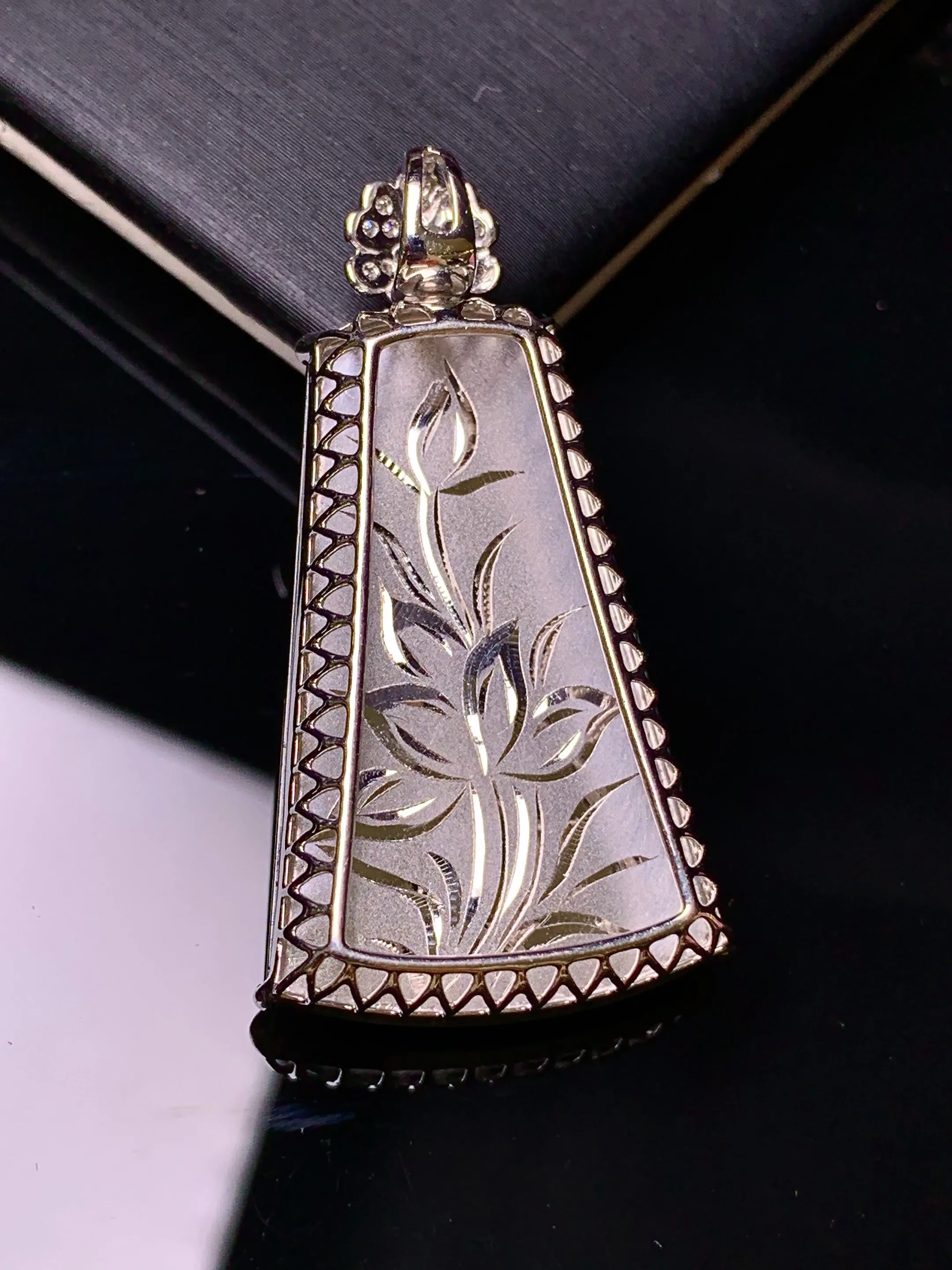 18k金钻镶嵌满绿无事牌吊坠 玉质细腻 色泽清新艳丽 整体尺寸37.3*20.5*7.3