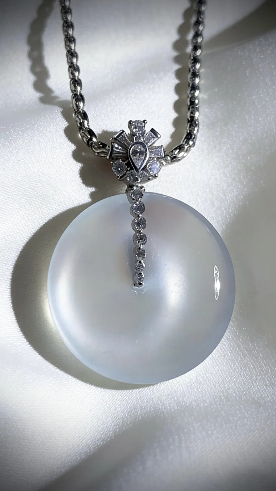 白冰平安扣子，36.5-裸石26.8-5.2mm，
18K金，南非钻，8.88g，图示为链