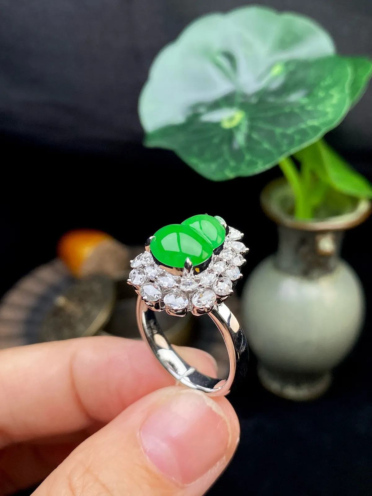 【冰种满绿葫芦戒指】质地细腻，冰润起光，胶感强烈，冰感明显，18K金钻精美镶嵌，裸石尺寸11.8*8