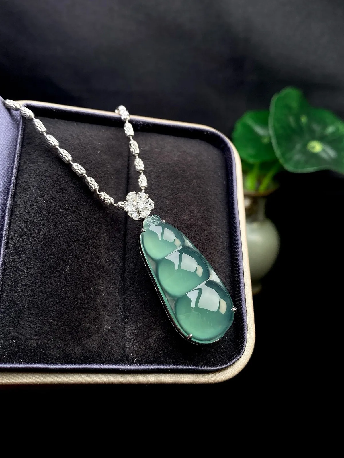 【冰种晴底福豆吊坠】形状非常饱满，冰润通透，种老起光，胶感强烈。18K金钻镶嵌，裸石尺寸29.6*1