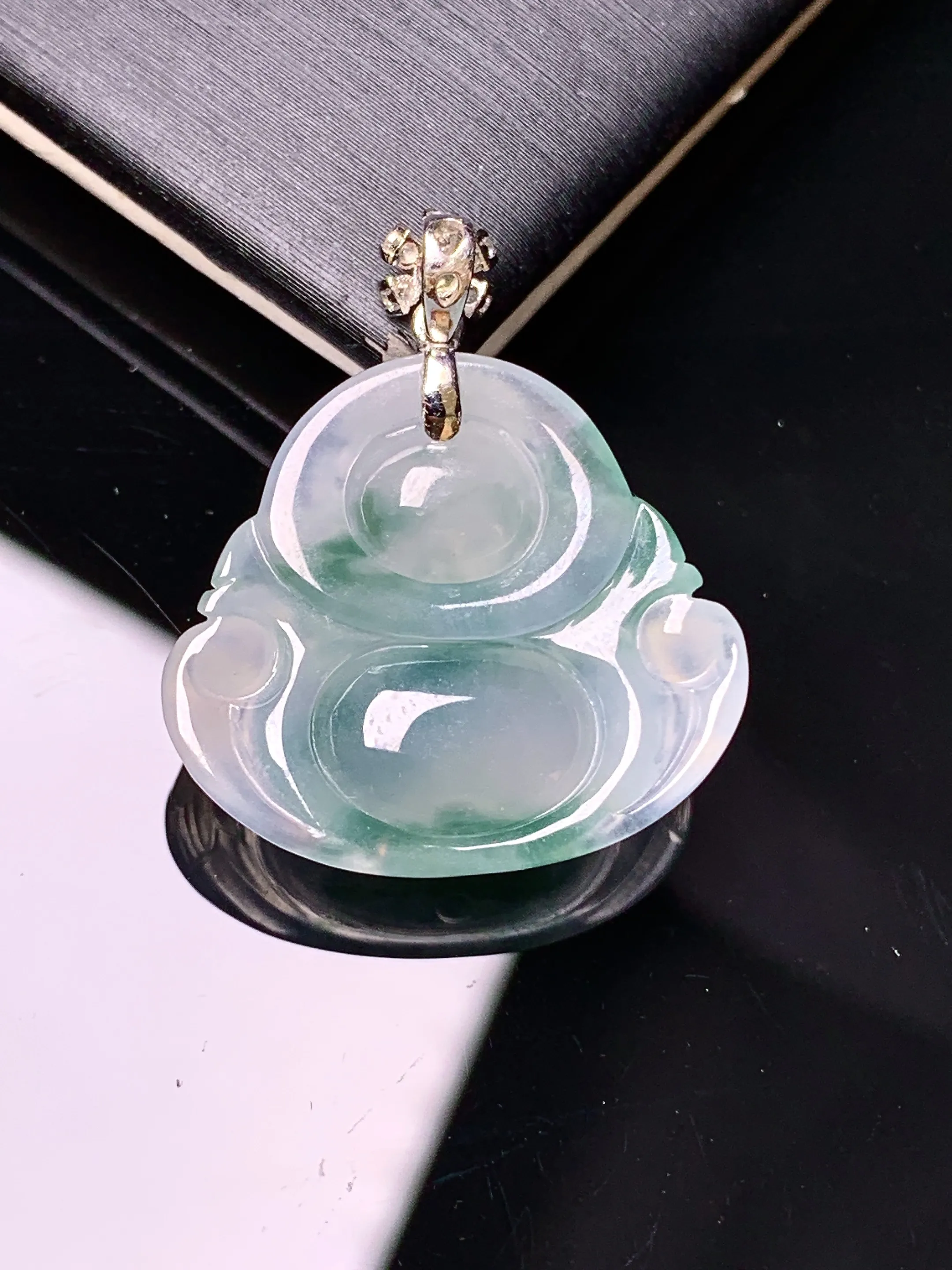 18k金钻镶嵌冰种飘绿佛公吊坠 玉质细腻 色泽清新艳丽 整体尺寸26*22.5*6.3