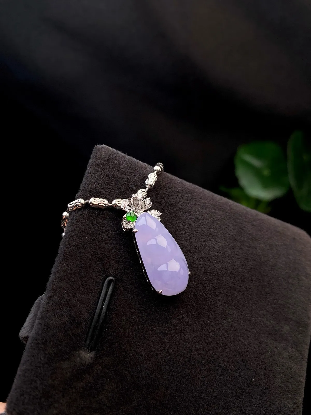 【冰种紫福豆吊坠】种地上乘，冰感十足，通透起光，饱满圆润，18k金钻镶嵌，裸石尺寸17.8*9.1*