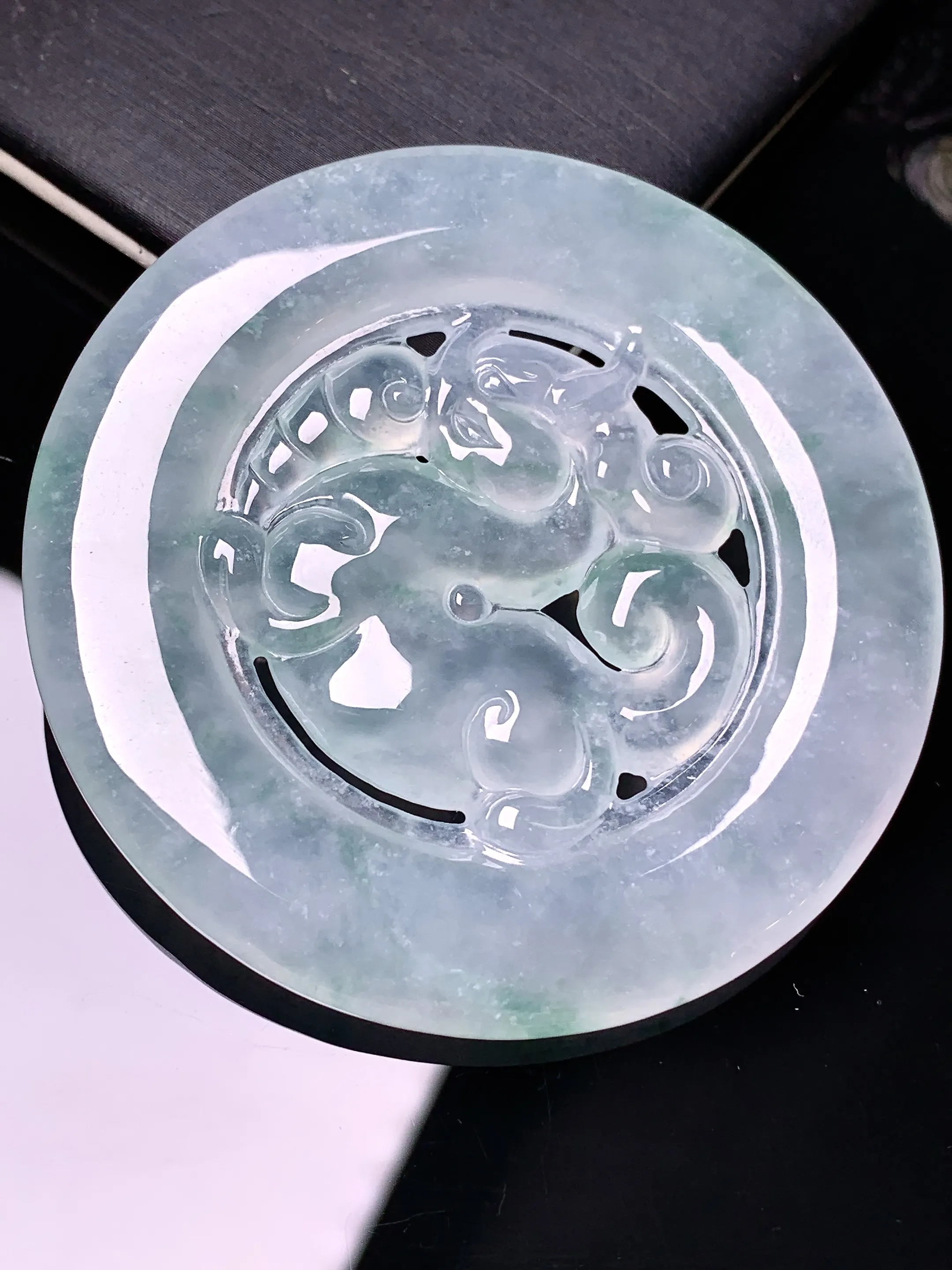 冰种麒麟圆牌吊坠 玉质细腻 色泽清新艳丽 整体尺寸54*5.8