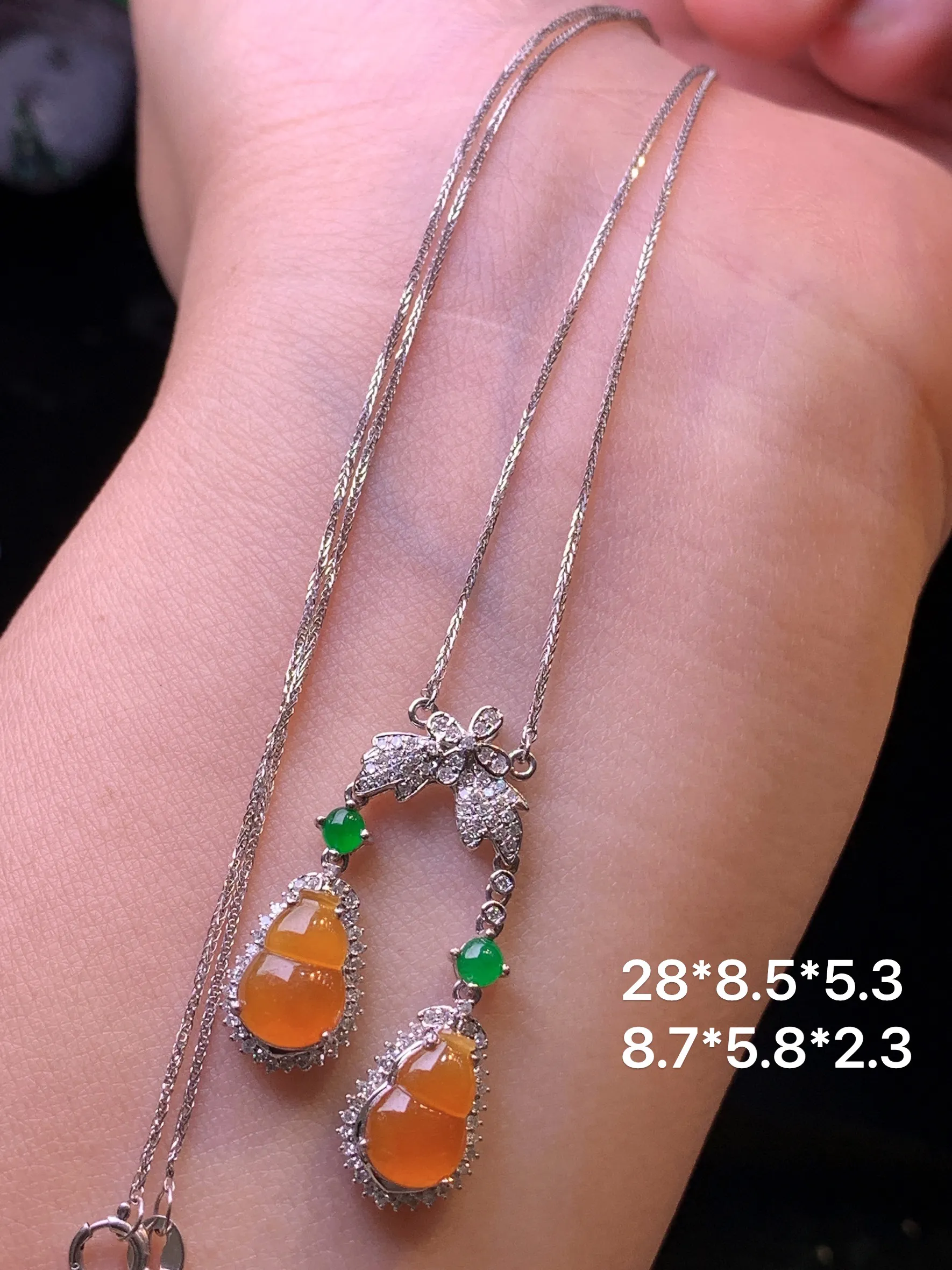 18k金钻镶嵌红翡葫芦项链 玉质细腻 色泽清新艳丽 整体尺寸28*8.5*5.3