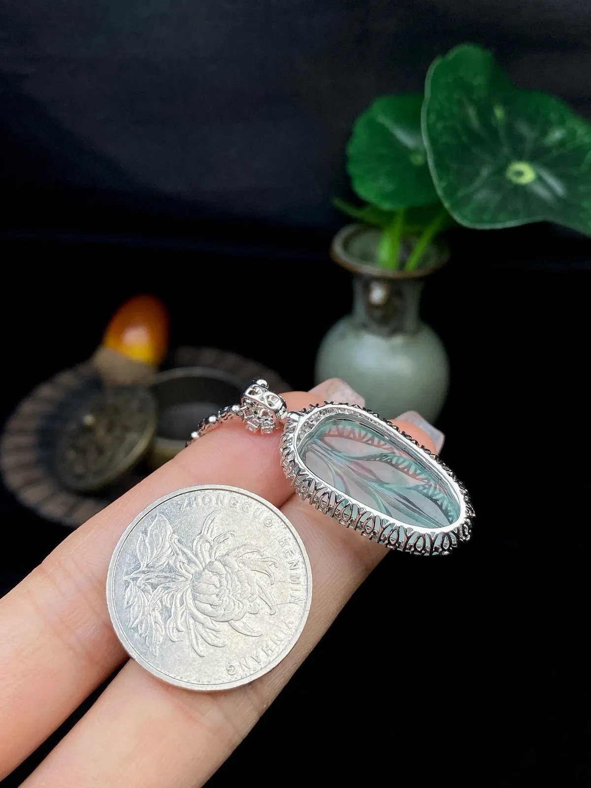 【冰种飘花叶子】金枝玉叶，质地细腻，冰润透亮，光泽出众，18k金钻镶嵌，裸石尺寸23.4*13.8*4.4毫米