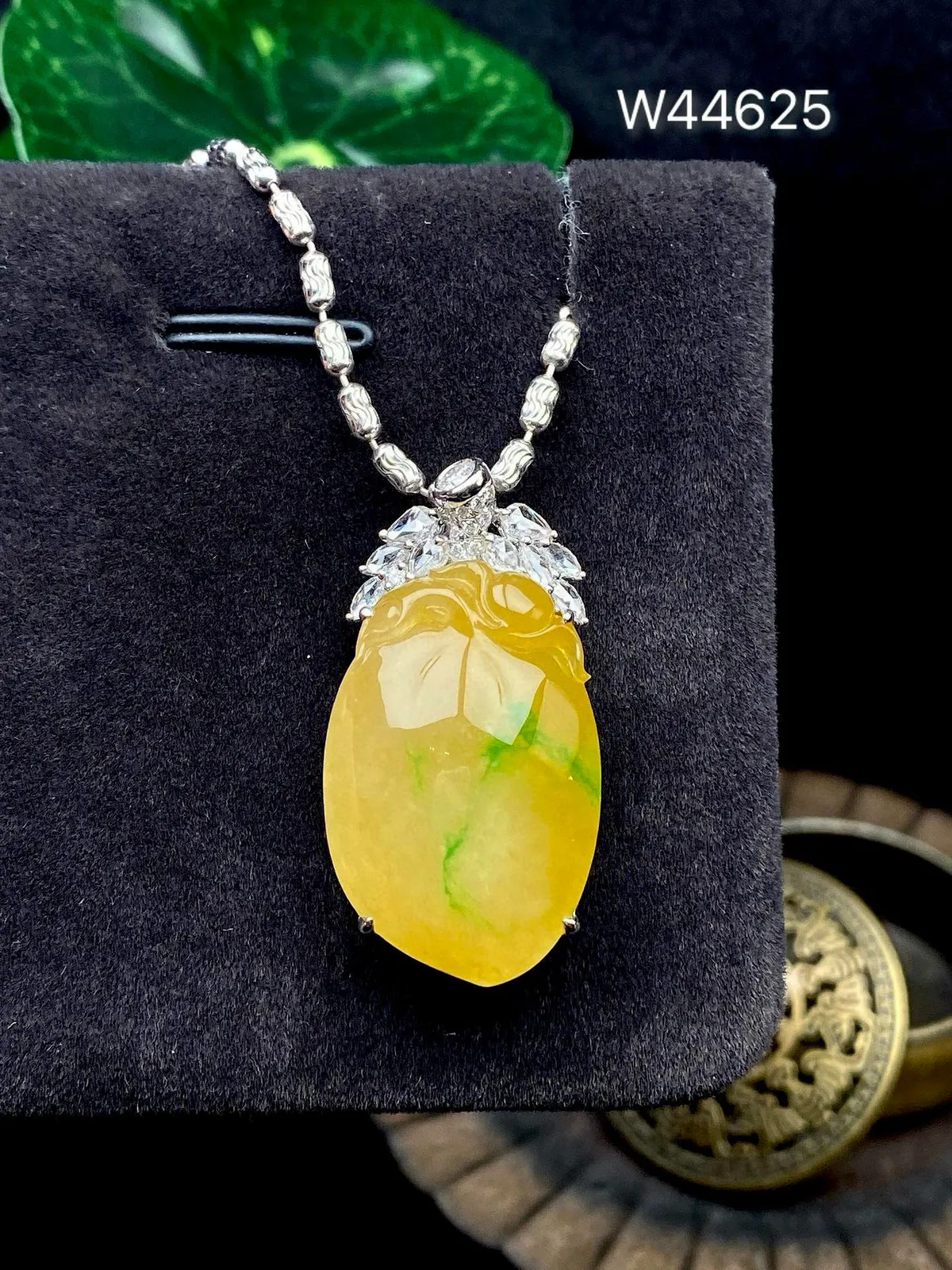 【冰种黄加绿桃子吊坠】质地细腻，冰润透亮，光泽出众，冰感十足，18k金古法镶嵌，裸石尺寸26.2*1