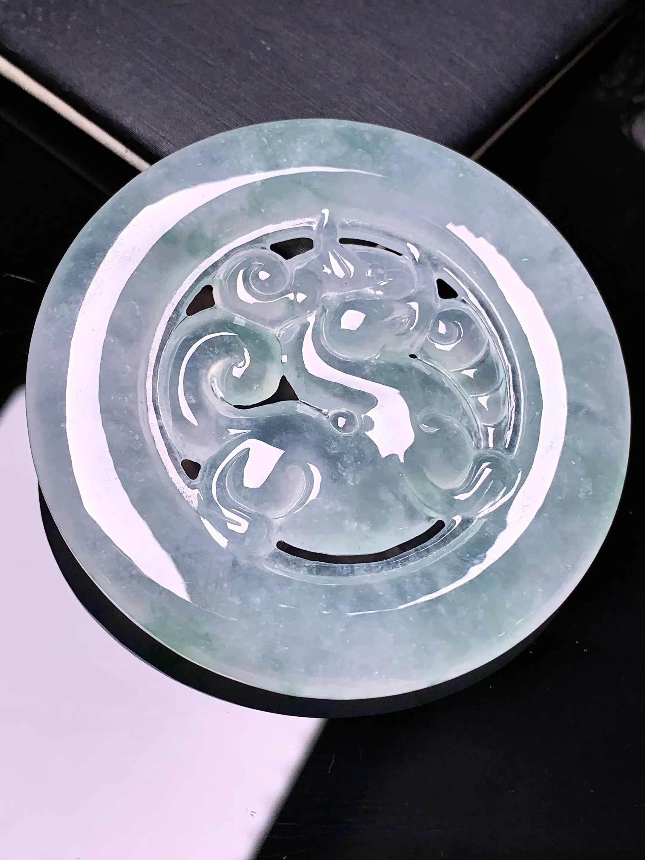 冰种麒麟圆牌吊坠 玉质细腻 色泽清新艳丽 整体尺寸54*5.8