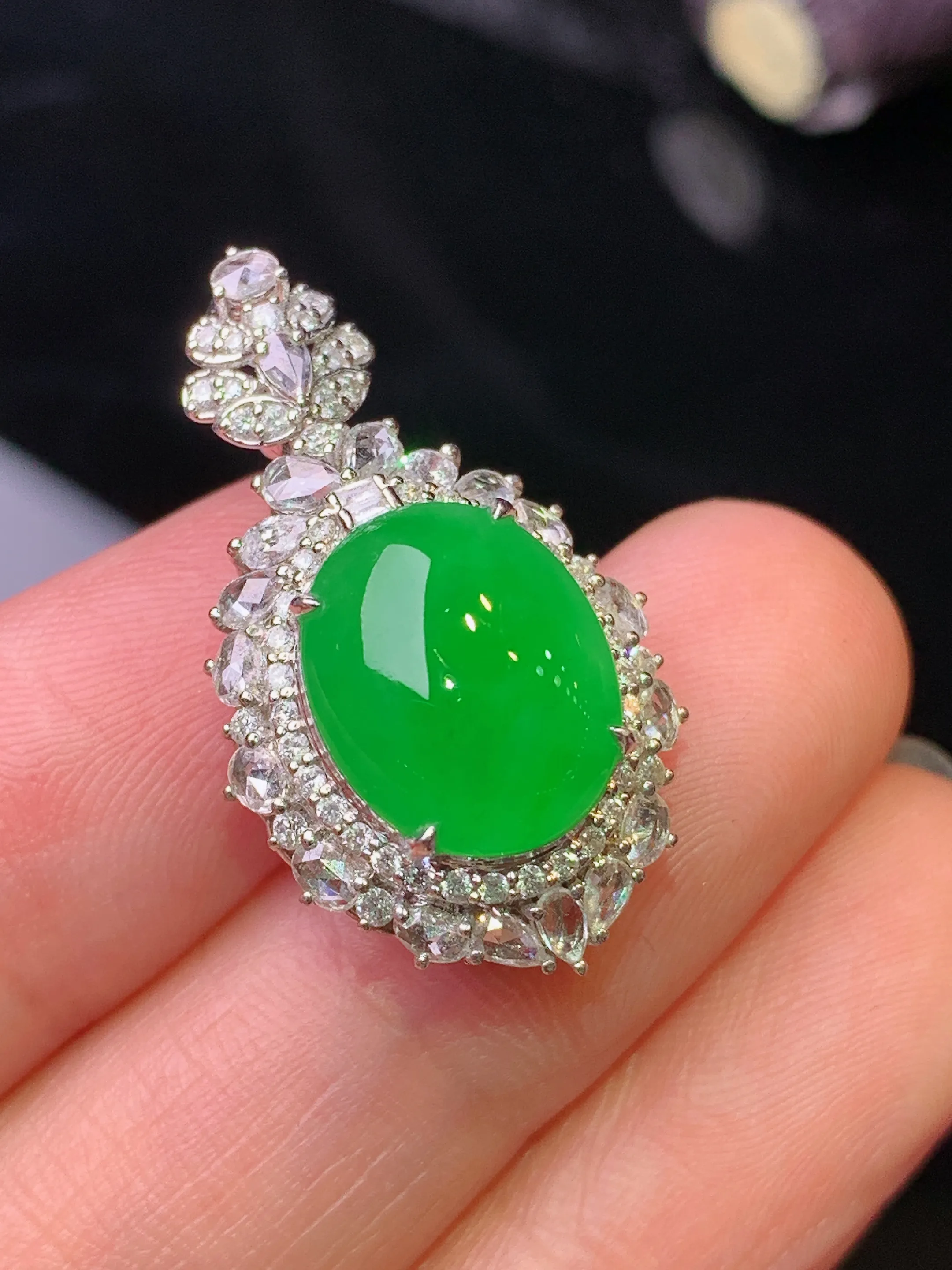 18k金钻镶嵌满绿蛋面吊坠 玉质细腻 色泽清新艳丽 整体尺寸27.7*16*12