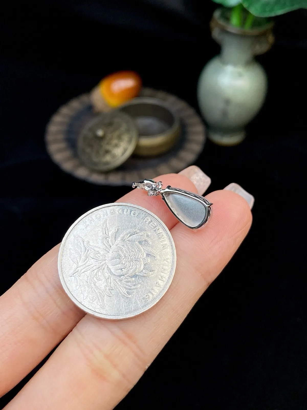 【冰种福豆吊坠】小精品滴流，种地上乘，冰感十足，通透起光，饱满圆润，18k金钻镶嵌，裸石尺寸12.8*7.3*3.8毫米