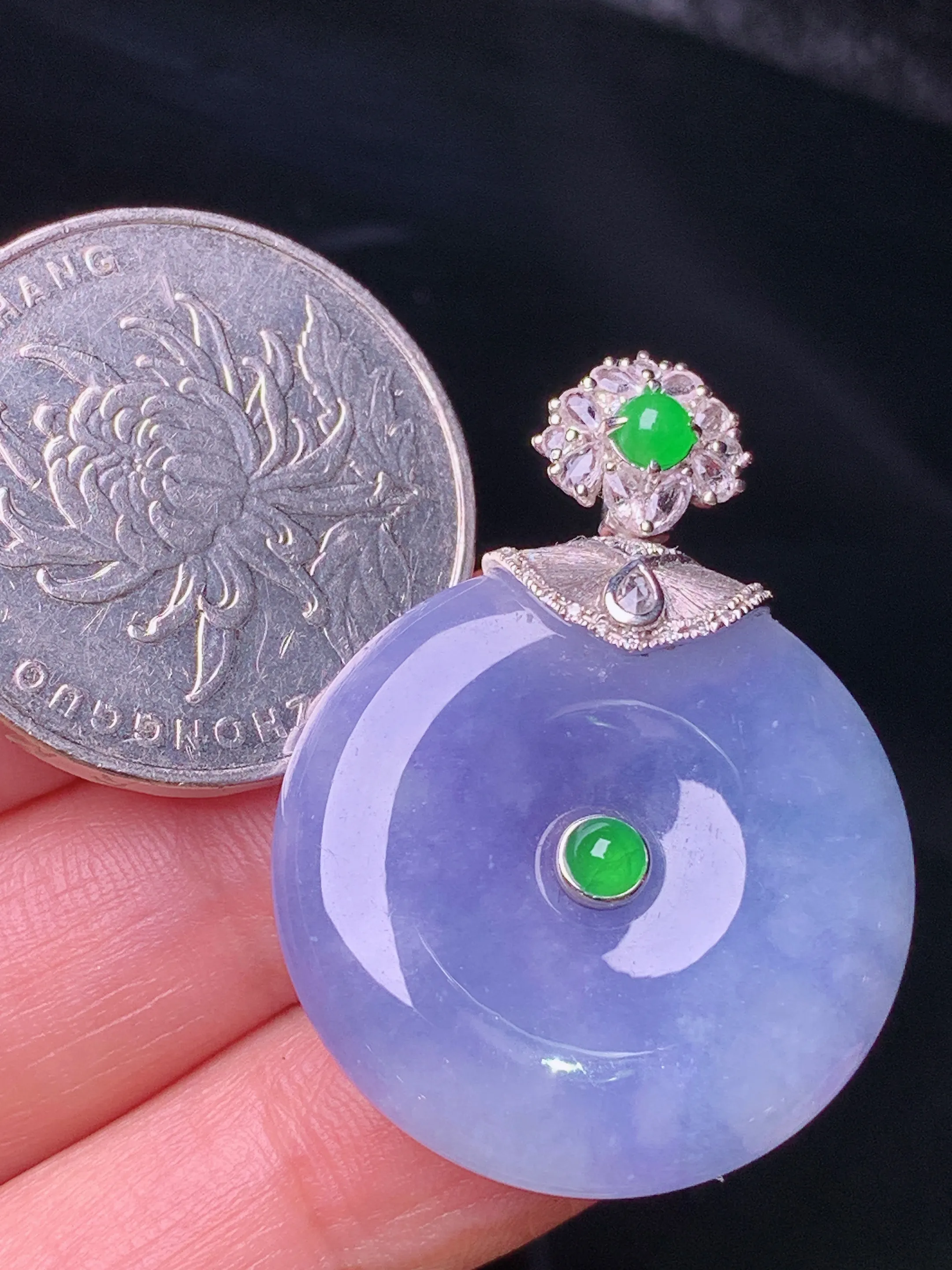 18k金钻镶嵌紫罗兰平安扣吊坠 玉质细腻 色泽清新艳丽 整体尺寸34.6*25.3*5.3