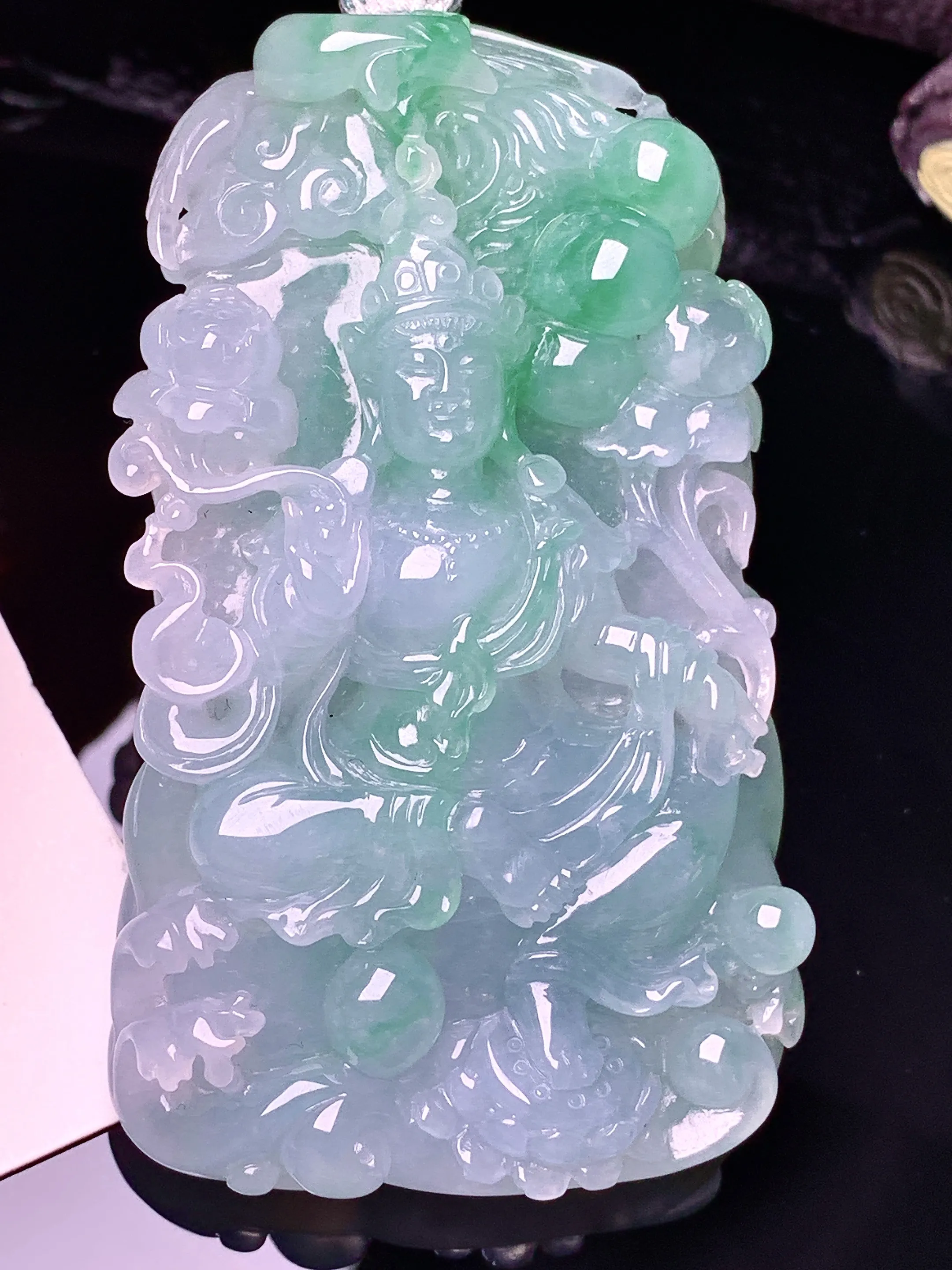 飘绿度母观音菩萨吊坠 玉质细腻 色泽清新艳丽 整体尺寸68*40.3*11.6