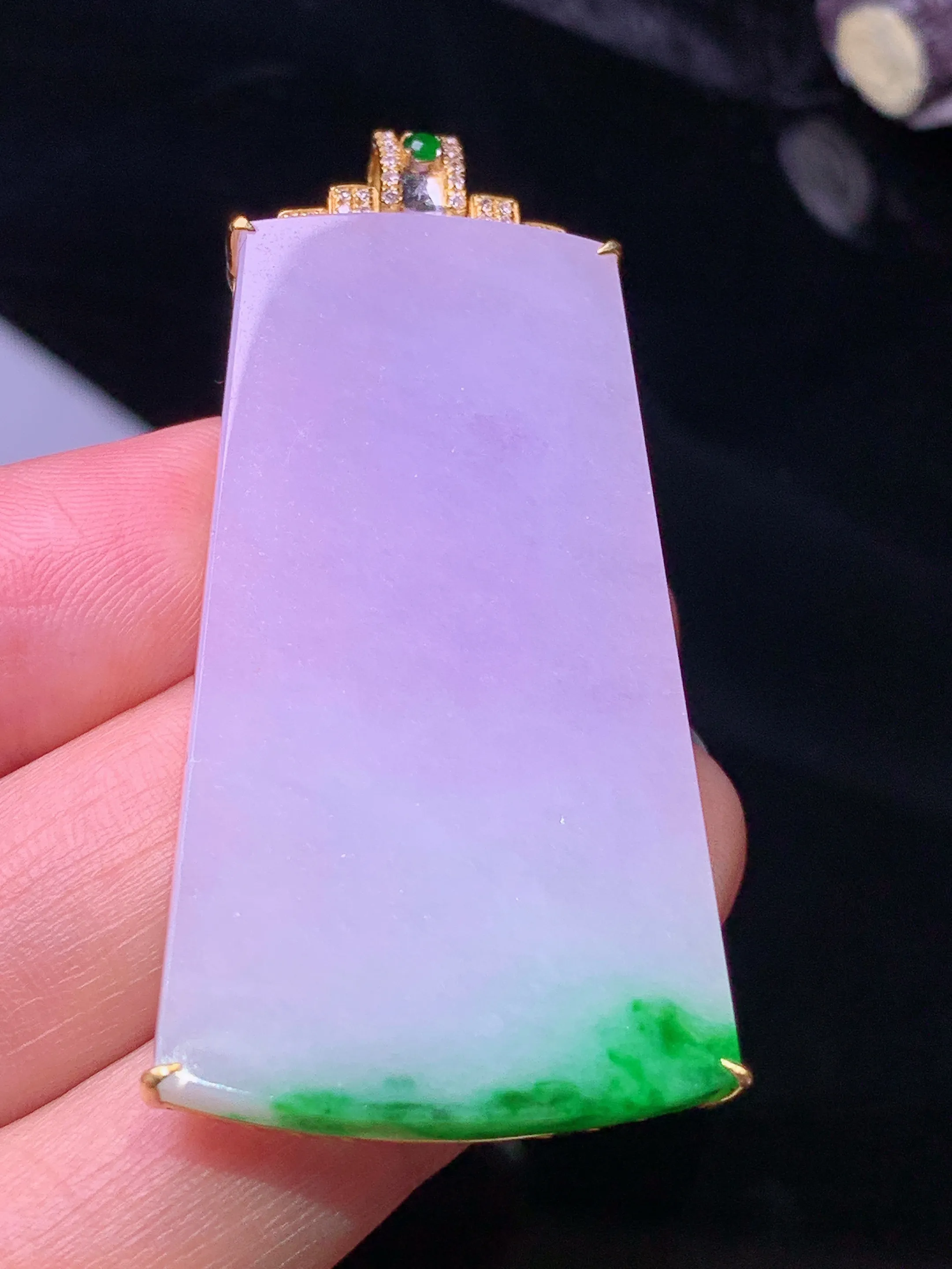 18k金钻镶嵌紫罗兰飘绿无事牌吊坠 玉质细腻 色泽清新艳丽 整体尺寸53.3*25*6.8