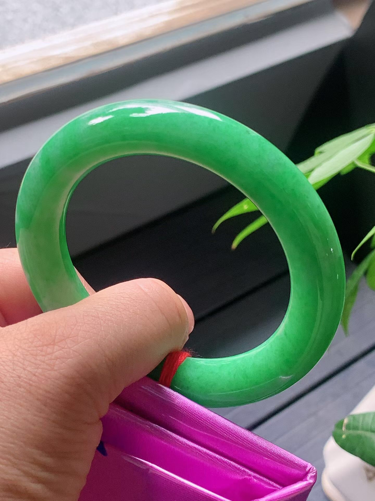 【翡翠名称】满色阳绿56.5圈口圆条手镯
【翡翠尺寸】适合56.5-58.8正圈口佩戴
【翡翠描述】宝贝种老水足，玉质细腻，色泽靓丽，性价比高，佩戴效果好！
【其它赠送】权威证书/精美挂绳盒子/支持全国复检