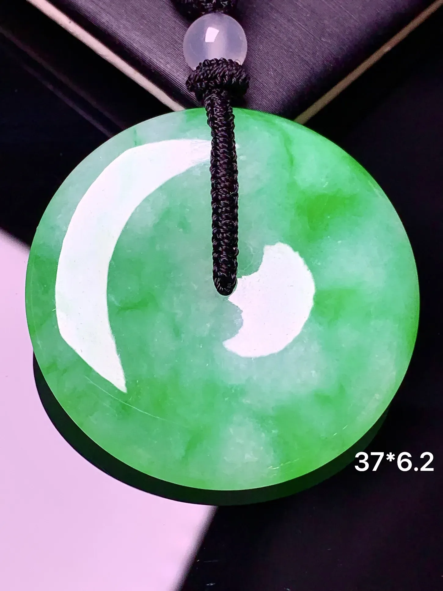 翠绿平安扣吊坠 玉质细腻 色泽清新艳丽 整体尺寸37*6.2