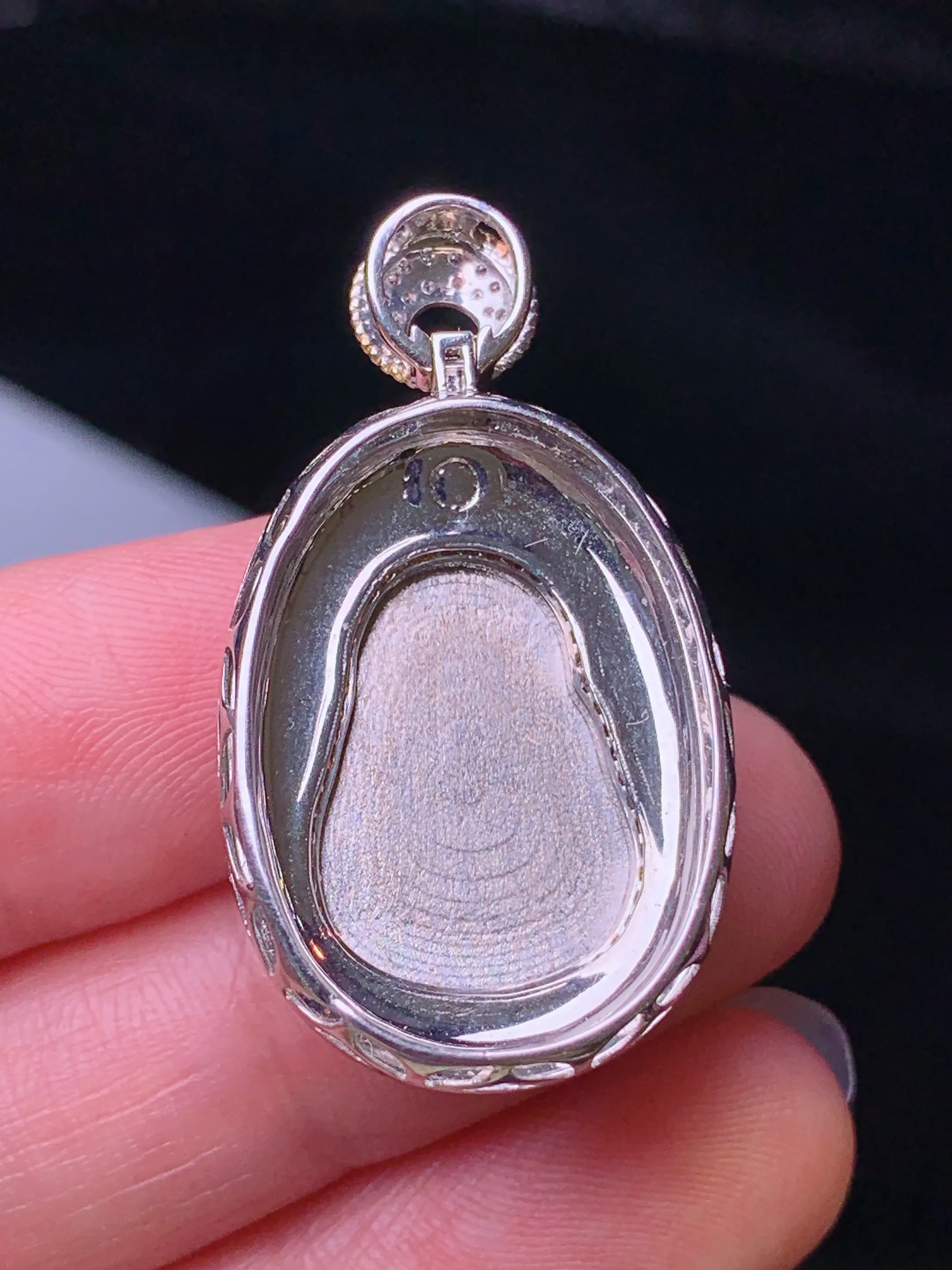 18k金钻镶嵌冰种财神吊坠 玉质细腻 色泽清新艳丽 整体尺寸34*19.3*8.8