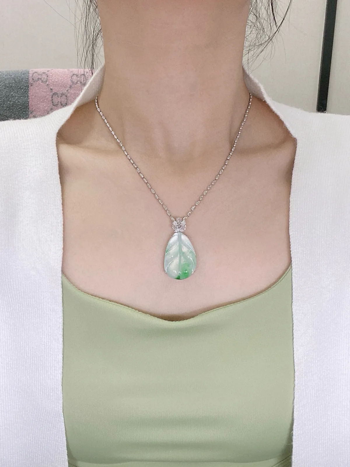 【冰种飘花叶子】金枝玉叶，质地细腻，冰润透亮，光泽出众，18k金钻镶嵌，裸石尺寸30.5*20.8*4.6毫米