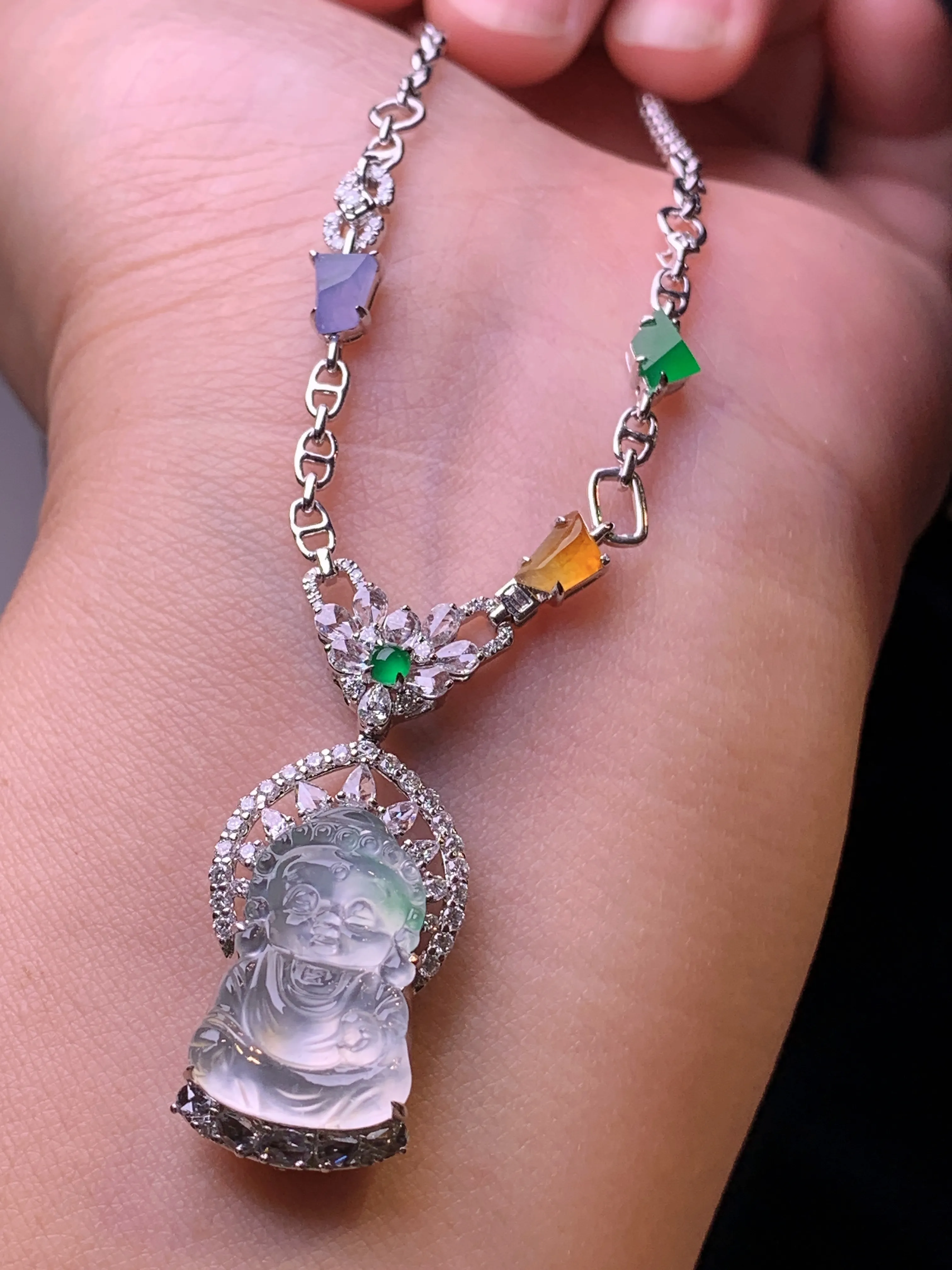 18k金钻镶嵌冰种宝宝观音吊坠 玉质细腻 色泽清新艳丽 整体尺寸33.5*14.3*8