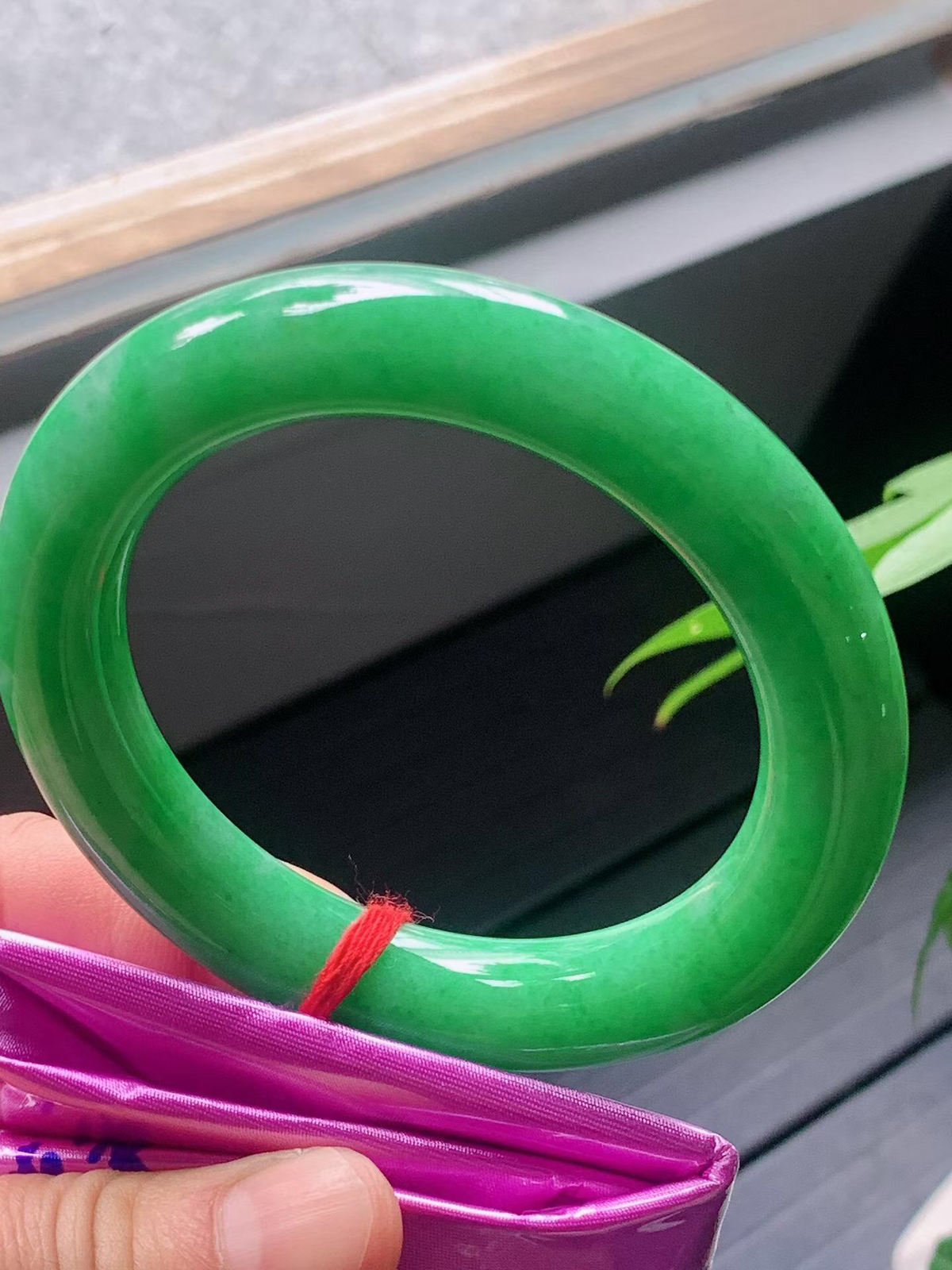 【翡翠名称】满色阳绿56.5圈口圆条手镯
【翡翠尺寸】适合56.5-58.8正圈口佩戴
【翡翠描述】宝贝种老水足，玉质细腻，色泽靓丽，性价比高，佩戴效果好！
【其它赠送】权威证书/精美挂绳盒子/支持全国复检