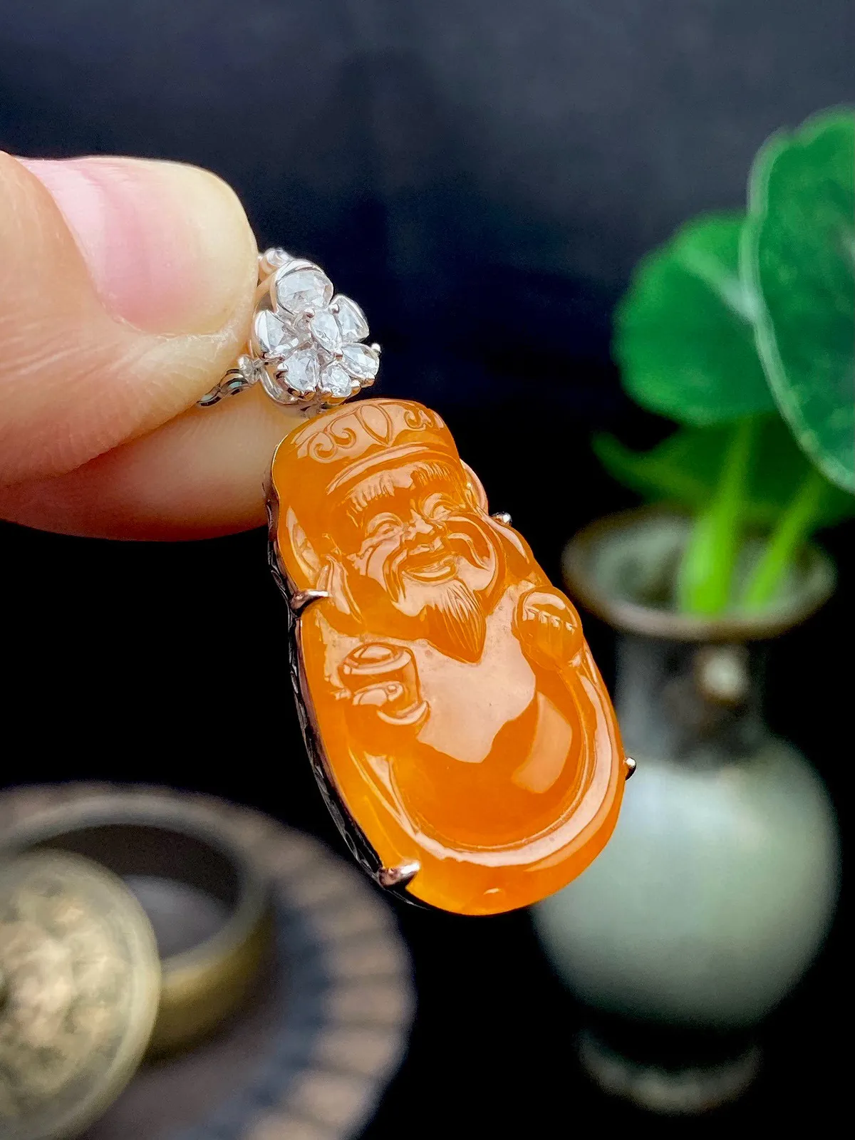 【冰种黄翡财神】质地细腻，工艺很好，饱满圆润，笑口常开，18k金钻镶嵌，裸石尺寸25.2*15.9*