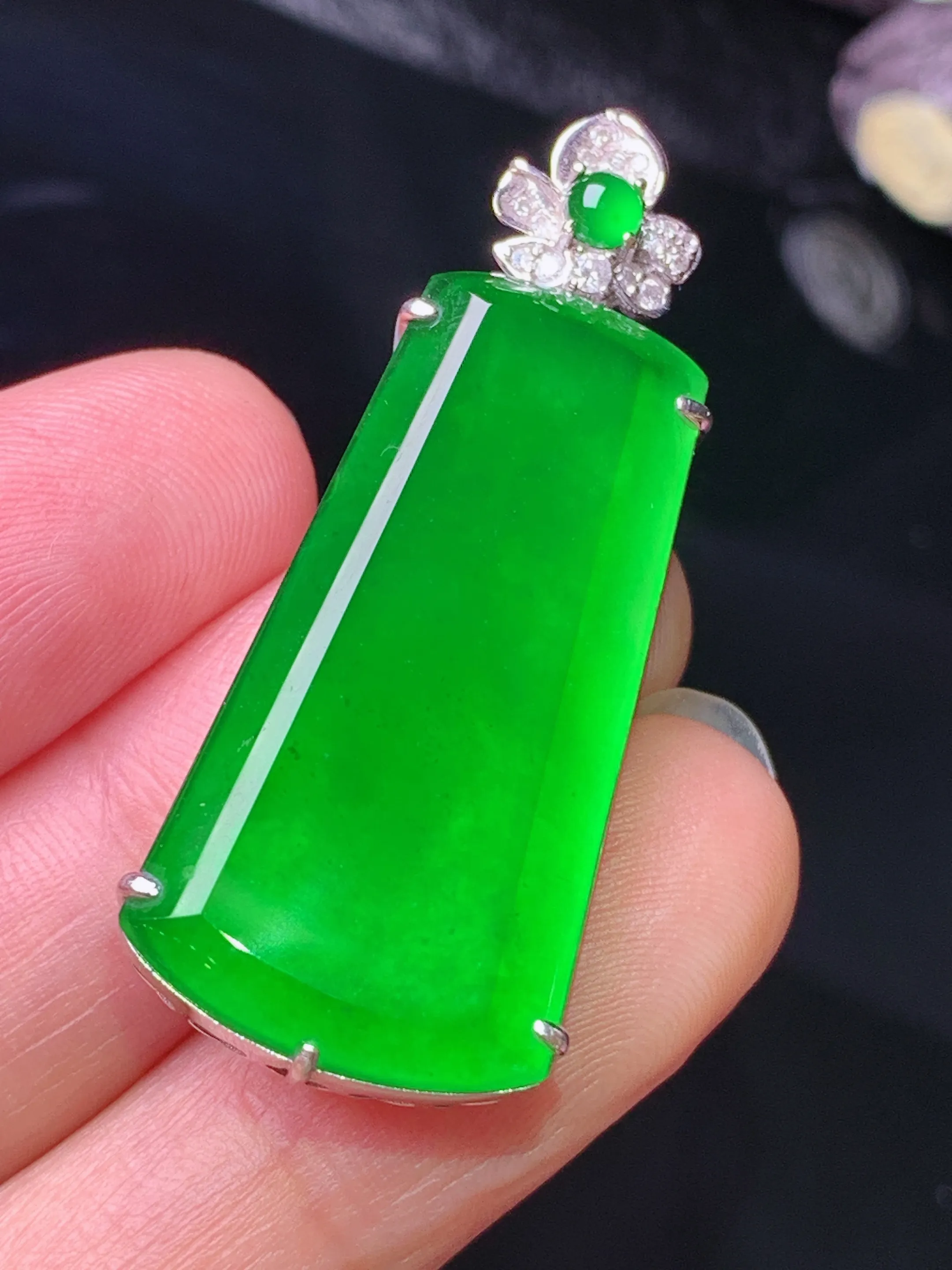 18k金钻镶嵌满绿无事牌吊坠 玉质细腻 色泽清新艳丽 整体尺寸40*16*7