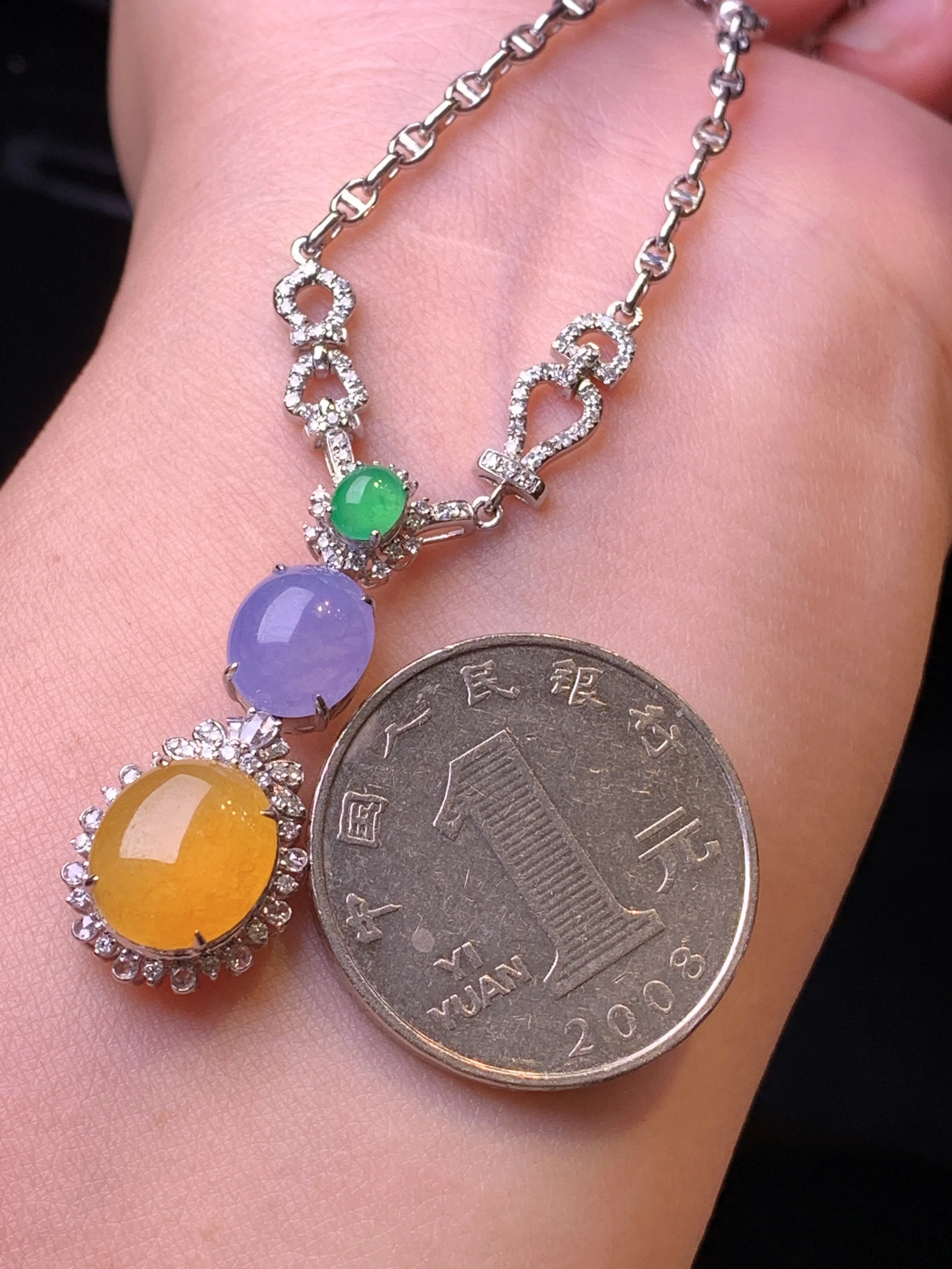 18k金钻镶嵌三彩蛋面项链 玉质细腻 色泽清新艳丽 整体尺寸32.5*12.5*7.8