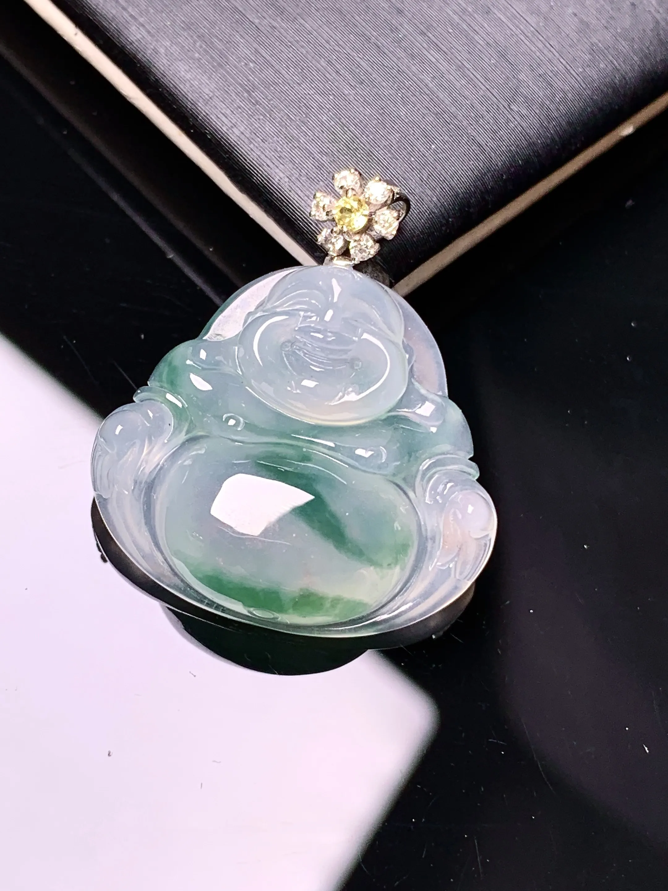 18k金钻镶嵌冰种飘绿佛公吊坠 玉质细腻 色泽清新艳丽 整体尺寸26*22.5*6.3