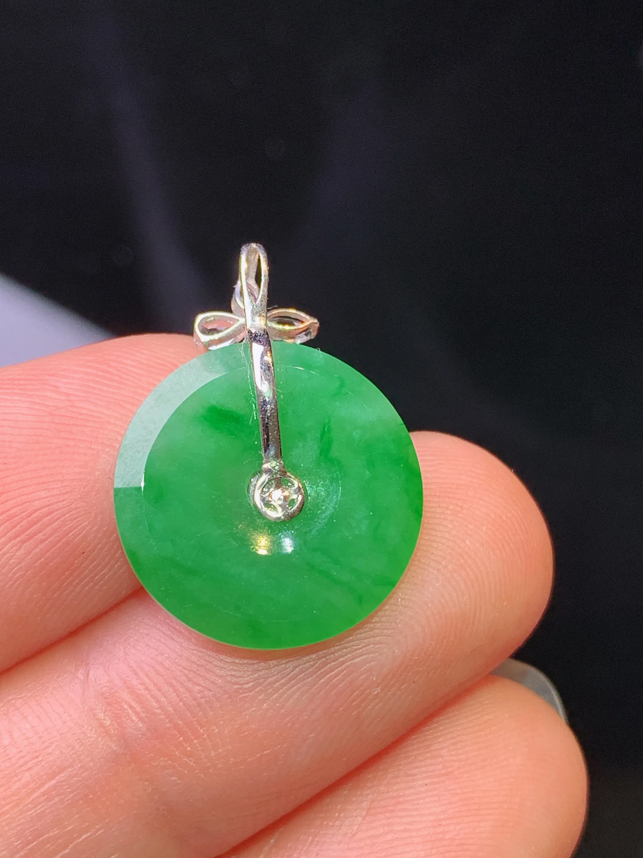 18k金钻镶嵌满绿平安扣吊坠 玉质细腻 色泽清新艳丽 整体尺寸20.5*15*2.5